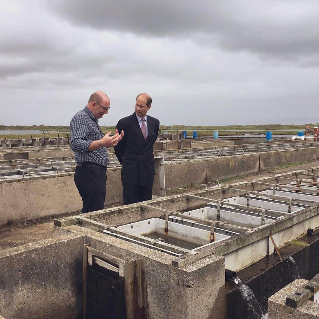 ロイヤル・ファミリーさんのインスタグラム写真 - (ロイヤル・ファミリーInstagram)「The Earl of Wessex speaks to Oyster Farmer Kelsey Thompson at his farm on Walney Island yesterday.  The Earl of Wessex was carrying out several engagements in Cumbria -first visiting @baesystems to speak to apprentices in the Submarines Academy for Skills & Knowledge.  Later he stopped by the @cumbriawildlifetrust to open the new hub on Walney Island, which is currently running a new Seal Cam project.  The live camera feed provides an up close and personal view into the lives of the only Grey seal colony in Cumbria.」6月14日 19時59分 - theroyalfamily