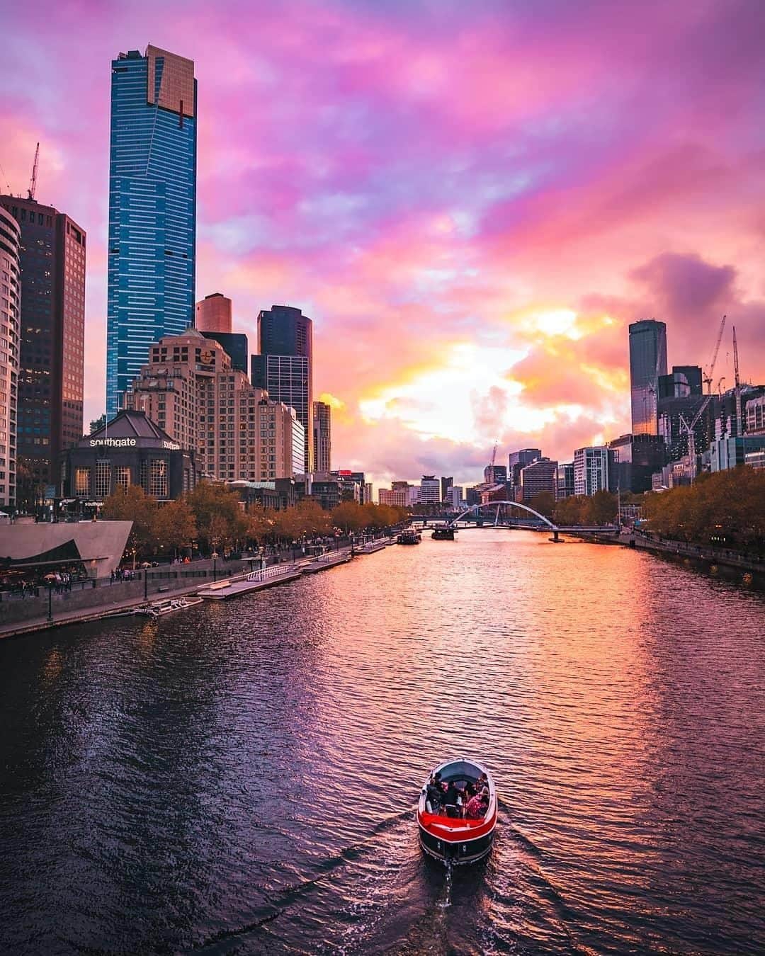 Australiaさんのインスタグラム写真 - (AustraliaInstagram)「Cruising into the weekend, @visitmelbourne style. 🚤 @danniexdough captured this mesmerising #sunset over #YarraRiver as he walked across #PrincessBridge in the city. Walking along the river is a great way to see #Melbourne’s famous landmarks, namely the @MCG, @FedSquare, Flinders Street Station and @rbgmelbourne. You can also enjoy see the city from the water and enjoy a leisurely sail down the river on a sightseeing cruise with @melbournerivercruises or @yarrarivercruises, or drive your own boat with @goboatmelbourne (that’s right, and you don’t even need a boat license). #seeaustralia #visitvictoria #visitmelbourne #travel #sunsetlovers」6月14日 20時00分 - australia
