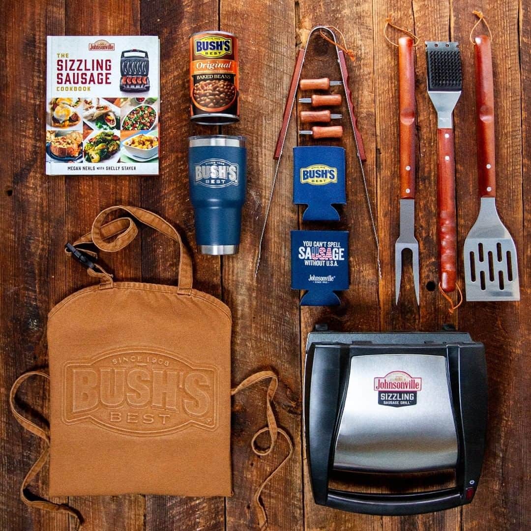 ジョンソンヴィルのインスタグラム：「🚨 GIVEAWAY FOR DAD’S DAY 🚨 We teamed up with @bushsbeans to give one lucky winner the perfect prize for Pops. Here’s how to enter for a chance to win:  1. Follow @bushsbeans and @Johnsonville on Instagram. 2. Tell us in the comments whether your dad grills with gas or charcoal and @ mention a friend. 3. Use #JohnsonvilleGiveaway 4. You can enter 1x per day here and on @bushsbeans post until June 15.  Prize includes a Johnsonville Sizzling Sausage Grill and cookbook, plus a BUSH’S® grilling apron, grill set, and tumbler. . . . . . No Purchase Necessary, U.S only, 18+, Enter by 6/15/19 at 11:59 p.m. ET.  Rules: https://bit.ly/2IDjO8C.」