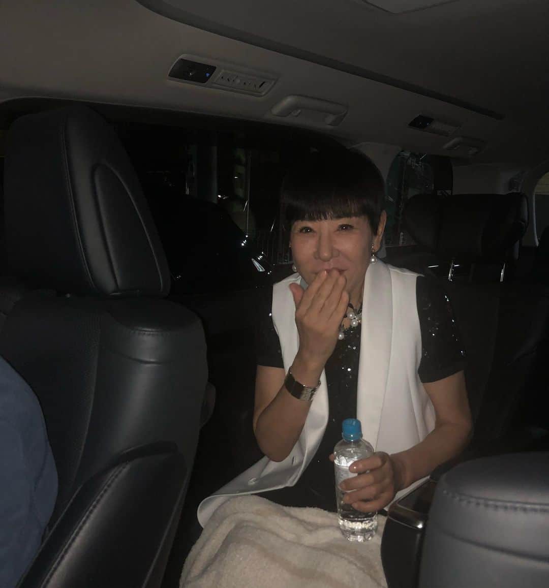 和田アキ子さんのインスタグラム写真 - (和田アキ子Instagram)「20時からライブです😊😊 控え室もないので、車で待機笑笑 あー楽しみ😍😍😍 #ako50th #今から #ライブ」6月14日 19時53分 - ako50th