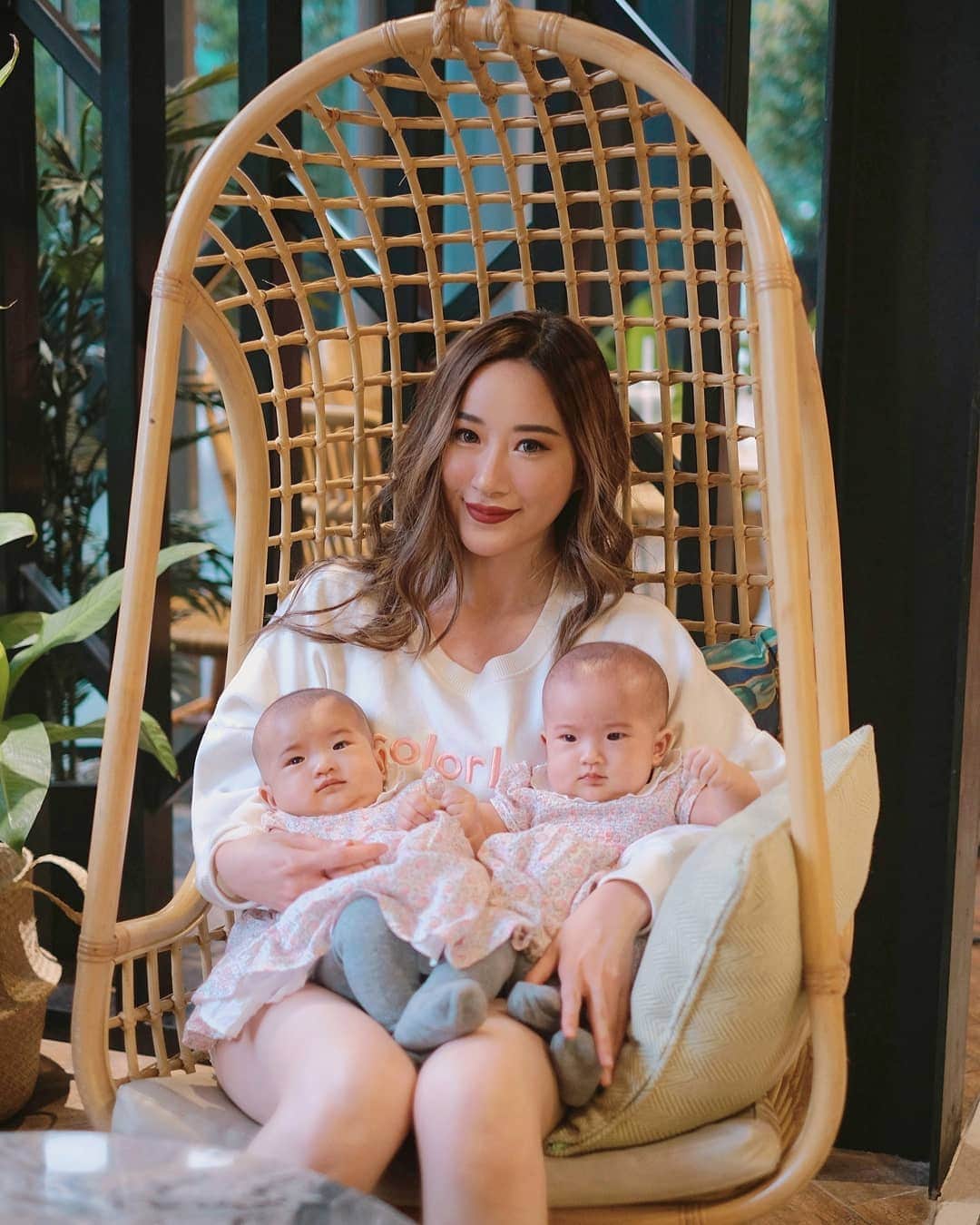 エリッサ・ヤマダのインスタグラム：「These schweet little mochis @jessbebes turned 4 months old today!! 4 months and they've brought us so much joy and happiness 🥰 Can you #guessbebes? #twinbabies #もち #jessbebes」