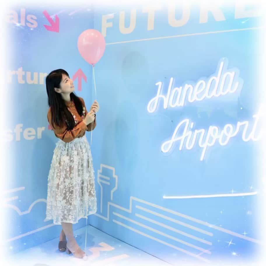 柴本愛沙さんのインスタグラム写真 - (柴本愛沙Instagram)「久しぶりの羽田空港✈️ 話題の共感・発信型フォトジェニック・アート展 「VINYL MUSEUM＠Haneda Airport」の レセプションに行ってきました♡ @vinyl_museum . . 今回は『旅』をテーマに、大人も子供も楽しめる ファンタジックでワクワクする フォトブースやウォールがいっぱい！  空港や飛行機をモチーフにした 旅を想起させるブースのほかに、  リポビタンD presents ラグビー応援ブースなど フォトジェニックな展示作品が勢ぞろいでした✨  また、チェキの進化版？！で、 カメラで撮ったらそのまま写真が出てくる @canonmj_inspic 貸してもらったよ。 これ、すごく便利だね。(2枚目、3枚目の写真です)  入場無料なので、 インスタ映え写真撮りたい人はぜひ♡  6月30日まで、羽田空港第2ターミナル5階 屋内展望フロアでやってます！  #VINYLMUSEUM  #ビニールミュージアム #hanedavm #ラガールVM #RWC2019 #rwc2019_moment  #iNSPiC使ってみた #hanedaairport #旅 #インスタ映え #インスタ映えスポット #共感発信型 #フォトジェニック #アート展 #ファンタジック #ワクワク #フォトブース #ウォール #レセプション #羽田空港 #羽田空港第2ターミナル」6月14日 19時58分 - aisa_shibamoto