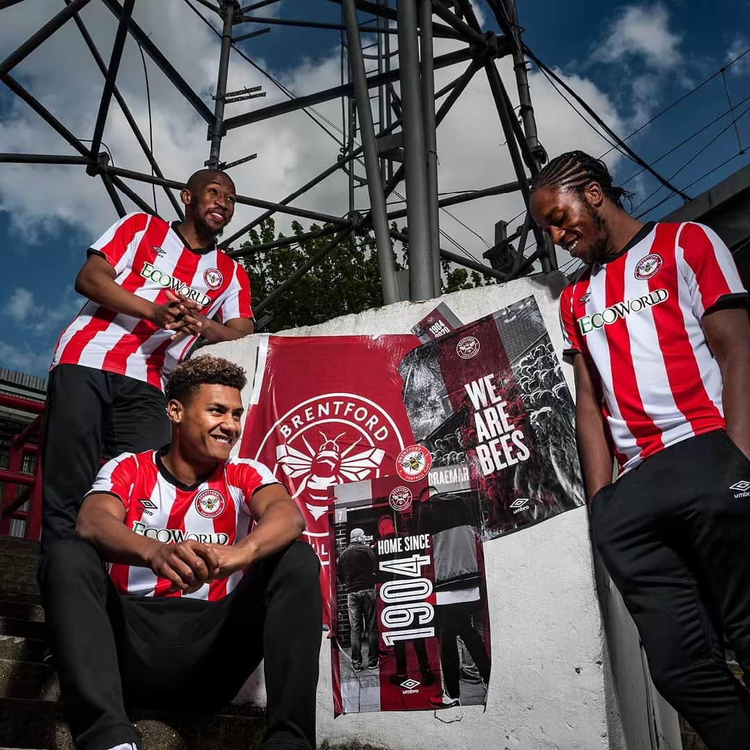 UMBROさんのインスタグラム写真 - (UMBROInstagram)「The new @brentfordfc home kit for 19/20 is here 🐝 . . . #brentfordfc #umbro #umbrofootball #footballkits #classicfootballshirts」6月14日 20時09分 - umbro