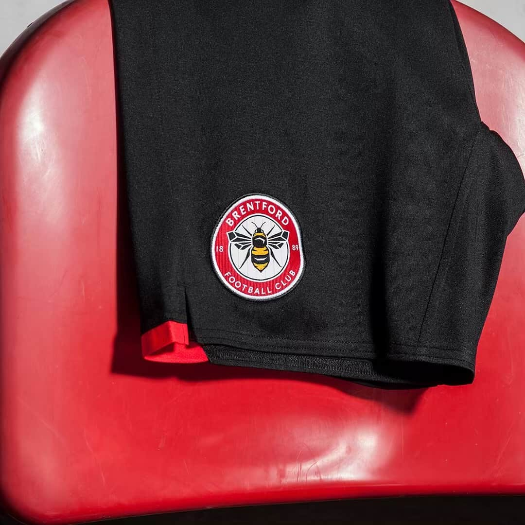 UMBROさんのインスタグラム写真 - (UMBROInstagram)「The new @brentfordfc home kit for 19/20 is here 🐝 . . . #brentfordfc #umbro #umbrofootball #footballkits #classicfootballshirts」6月14日 20時09分 - umbro