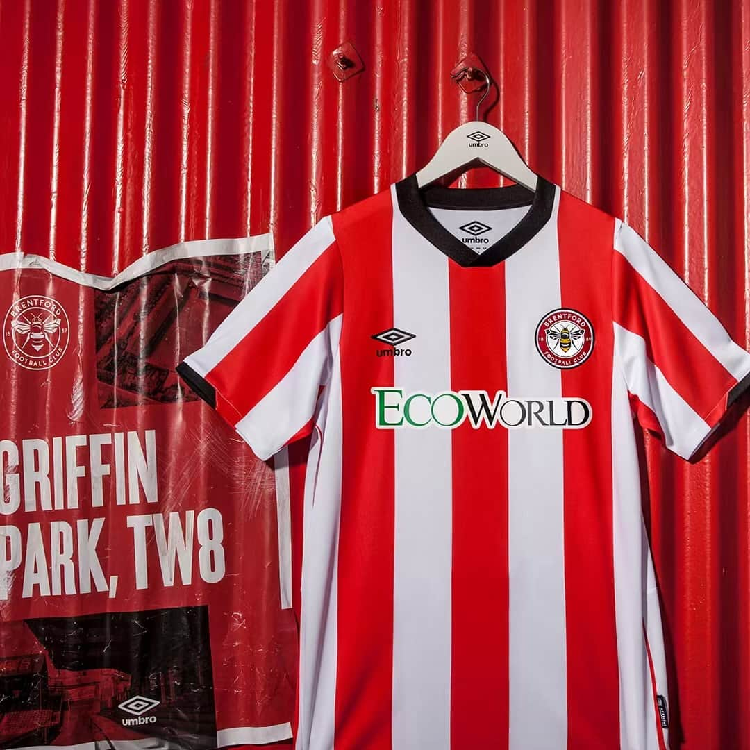 UMBROさんのインスタグラム写真 - (UMBROInstagram)「The new @brentfordfc home kit for 19/20 is here 🐝 . . . #brentfordfc #umbro #umbrofootball #footballkits #classicfootballshirts」6月14日 20時09分 - umbro