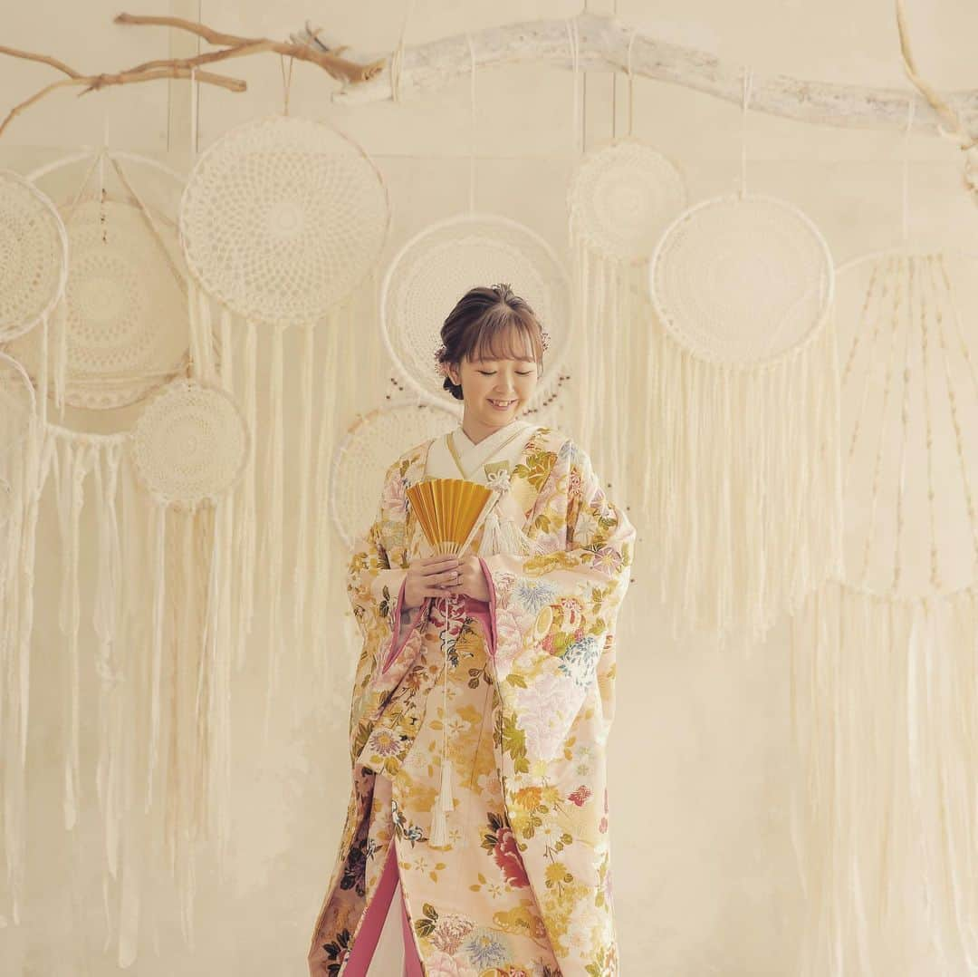 スタジオANさんのインスタグラム写真 - (スタジオANInstagram)「@studio_an . Studio AN 福岡 【JUNE BRIDE CAMPAIGN  2019開催】 ---------------------------------- 大人気のハウススタジオで和装👘 和装らしさをしっかり残しつつ お2人らしさも出してます♡ ---------------------------------- Photographer Ikezaki @ikezaki_an  Hair make Miyama @yuki.hm_studioan ------------------------------------ #d_weddingphoto #weddingphoto #スタジオAN #ロケーションフォト #ウエディングフォト #ヘアメイク #ウエディング #美容師 #日本中の花嫁さんと繋がりたい #可愛い #綺麗 #ウエディングドレス #令和  #ヘアセット #福岡 #可愛い  #プレ花嫁 #花嫁  #前撮り #後撮り #福岡前撮り #ドライフラワー #大濠日本庭園 #2019夏婚 #2019秋婚 #プレ花嫁」6月14日 20時06分 - studio_an