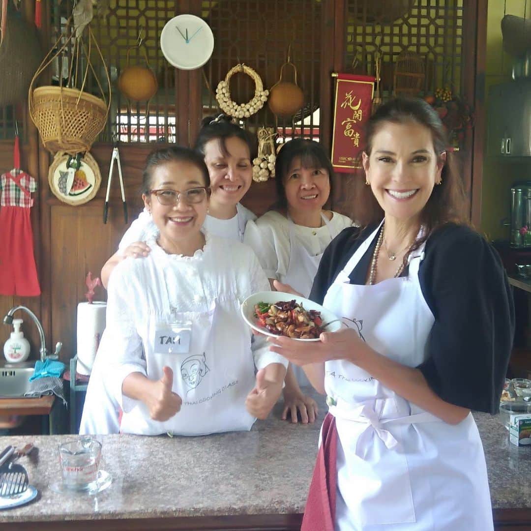 テリー・ハッチャーさんのインスタグラム写真 - (テリー・ハッチャーInstagram)「I had best day cooking authentic Thai food in a beautiful Thai family home. Thank you so much #amitathaicookingclass for a wonderful day in your garden kitchen and the wealth of instruction on Thai flavors and techniques. Thanks also to #austinbushphotography for the recommendation. #padthai #tomkahgai #keeponlearning #cooking」6月14日 20時18分 - officialterihatcher