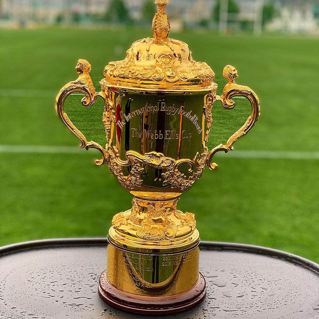 大西将太郎さんのインスタグラム写真 - (大西将太郎Instagram)「The Webb Ellis Cup arrives in Hanazono rugby stadium ahead of  Rugby World Cup 2019 🏆  今日は花園にウェブエリスカップが来てくれました。雨の中、集まってくれた高校生や観覧者の皆様ありがとうございました。特に革靴では芝に入れないというので裸足で演奏してくれたブラスバンド部のみんな本当にありがとう！みんなが裸足なのに自分が靴で芝に入るわけにはいかないので僕も裸足です（笑） #rugbyworldcup #webbelliscup  #osaka #hanazono #seeyouinjapan #worldrugby #awesome」6月14日 20時17分 - shotaro12