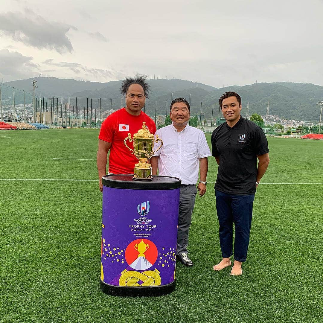 大西将太郎さんのインスタグラム写真 - (大西将太郎Instagram)「The Webb Ellis Cup arrives in Hanazono rugby stadium ahead of  Rugby World Cup 2019 🏆  今日は花園にウェブエリスカップが来てくれました。雨の中、集まってくれた高校生や観覧者の皆様ありがとうございました。特に革靴では芝に入れないというので裸足で演奏してくれたブラスバンド部のみんな本当にありがとう！みんなが裸足なのに自分が靴で芝に入るわけにはいかないので僕も裸足です（笑） #rugbyworldcup #webbelliscup  #osaka #hanazono #seeyouinjapan #worldrugby #awesome」6月14日 20時17分 - shotaro12