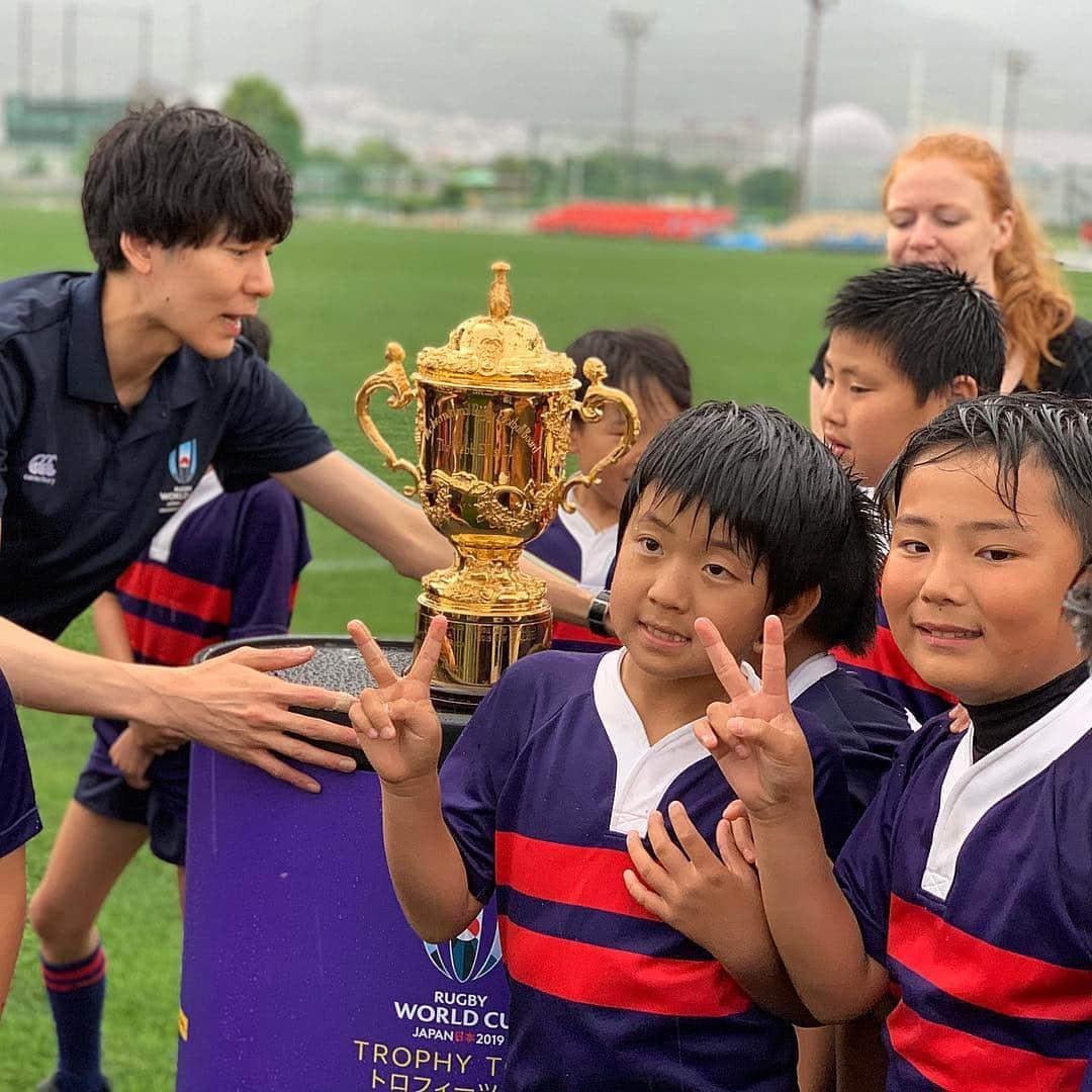 大西将太郎さんのインスタグラム写真 - (大西将太郎Instagram)「The Webb Ellis Cup arrives in Hanazono rugby stadium ahead of  Rugby World Cup 2019 🏆  今日は花園にウェブエリスカップが来てくれました。雨の中、集まってくれた高校生や観覧者の皆様ありがとうございました。特に革靴では芝に入れないというので裸足で演奏してくれたブラスバンド部のみんな本当にありがとう！みんなが裸足なのに自分が靴で芝に入るわけにはいかないので僕も裸足です（笑） #rugbyworldcup #webbelliscup  #osaka #hanazono #seeyouinjapan #worldrugby #awesome」6月14日 20時17分 - shotaro12