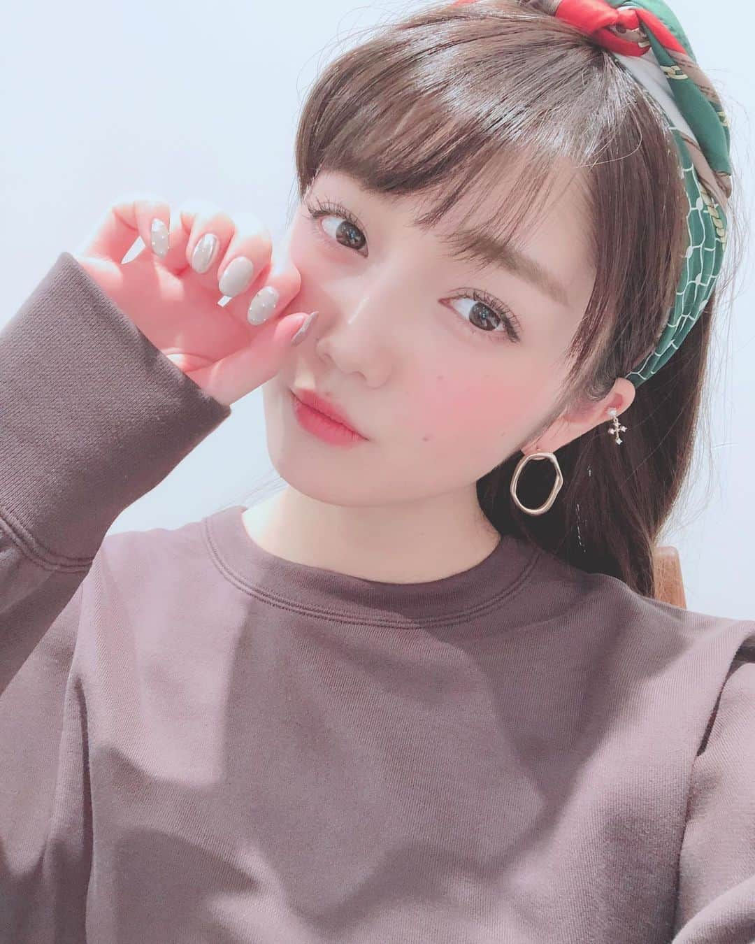 松川菜々花さんのインスタグラム写真 - (松川菜々花Instagram)「インスタになかなか画像あげれずごめんね🙇‍♀️ ・ ・ なんかないかなぁってフォルダ探してたら1月の私がいたので上げます🙋‍♀️笑 ・ ・ @n._official の撮影の時の！！ ・ ・ いつも楽しい撮影で、 nonnoっぽい洋服もあったりOLさん向けの洋服だったり、カジュアルもあったりパターンが沢山あっていろんな洋服を着たい！っていう女の子にオススメだよ♡ ・ ・  #夏コーデ #スカーフ #ヘアアレンジ #スウェット #スウェットコーデ #カジュアル」6月14日 20時11分 - matsukawa__nanaka