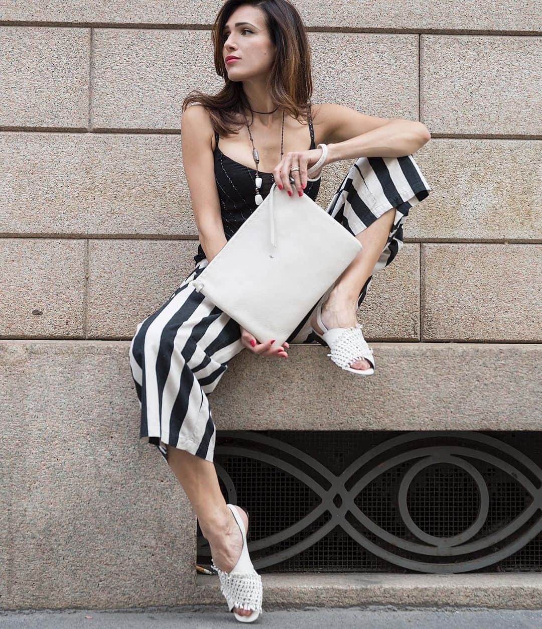 エンリーベグリンのインスタグラム：「Black and white is always stylish  #henrybeguelin#vegetaltannedleather#bag#clutch#sandals#gesso#color#」