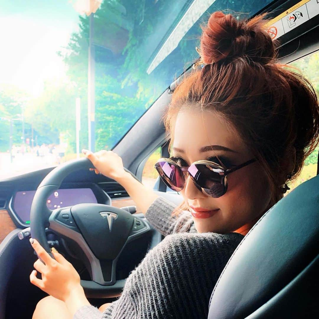 五月千和加さんのインスタグラム写真 - (五月千和加Instagram)「. Driving🚗！ 年間15,000キロくらい走ってるよ🤭✨ 車大好き❤ . #car #drive #driving #tesla #sunglasses #お団子 #お団子ヘア #ドライブ #運転 #テスラ #サングラス #dior #ディオール #外車 #電気自動車 #eco #ecocar #試乗」6月14日 20時14分 - satsuki_senwaka