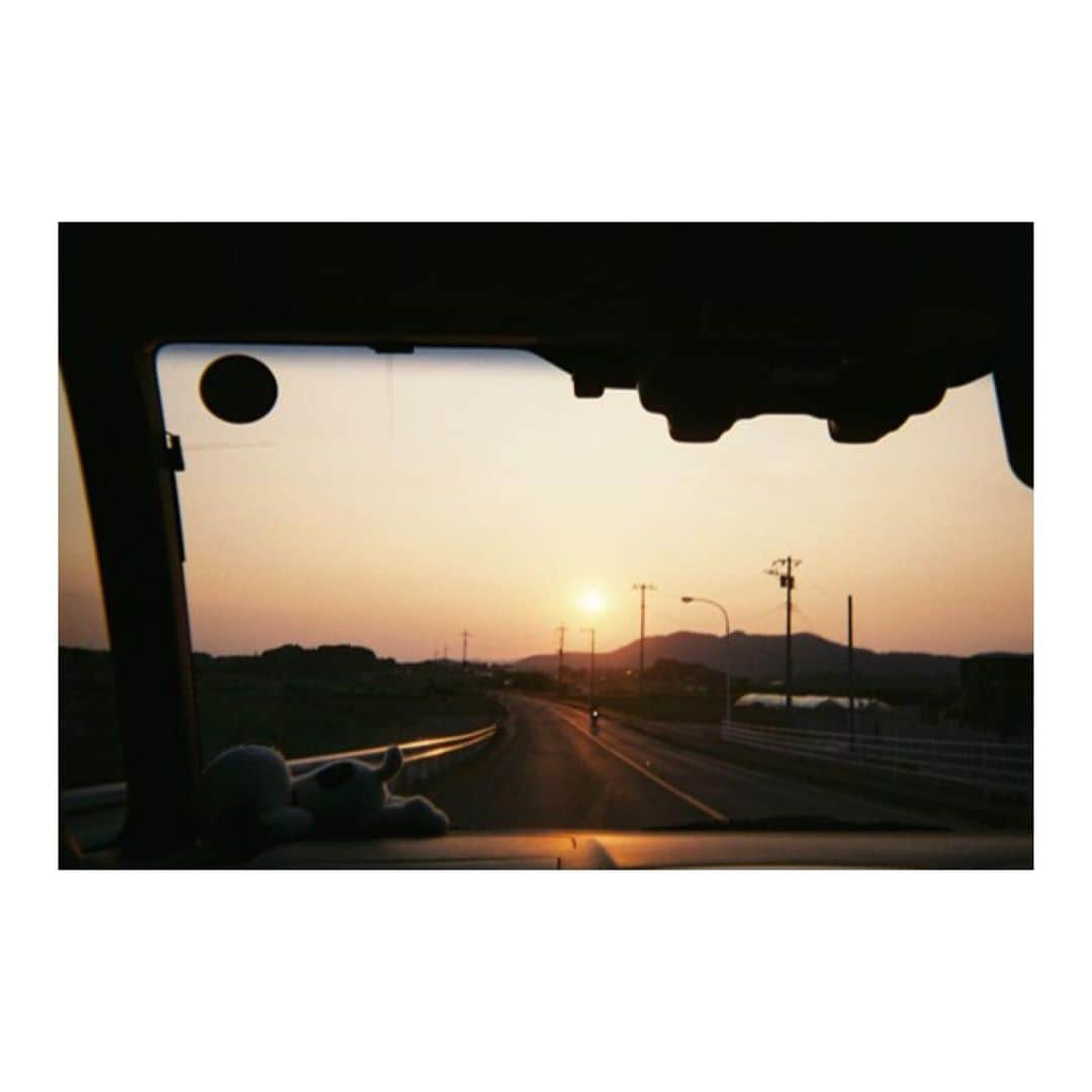 瀬駒妃さんのインスタグラム写真 - (瀬駒妃Instagram)「🗻🌅 ㅤㅤ 僕らは今日も車の中 ㅤㅤㅤㅤㅤㅤㅤㅤㅤㅤ #film #写ルンです #humpback」6月14日 20時26分 - co35ma