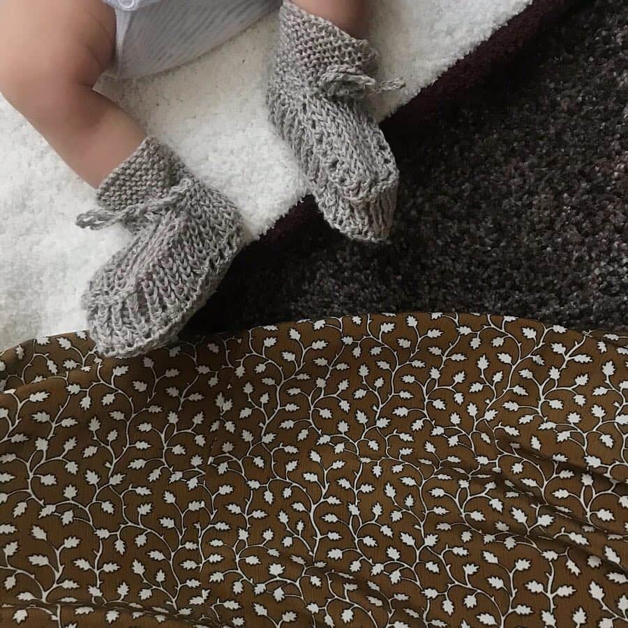 のインスタグラム：「🦶🦶🦶#baby #happy #mama #新生児 #令和ベイビー #0ヶ月 #赤ちゃんのいる生活 #新米ママ #女の子ママ #小夏のいる生活 ・ ・ ・ はぁ〜足だけでかわいいって何事だよ🤤💭💭💭 ・ 小夏はかずほ（@ishidakazuho ）に もらったこの靴がとってもお気に入りなのです👶💓」