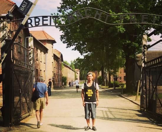 のインスタグラム：「#ポーランド 🇵🇱 #アウシュビッツ に行った時の記事を書きました！✍️ よかったら読んでください。🙏 #GMO #ワンチャン  で検索するとサイトが出てきますー！  完全なる平和が地球に訪れますように。※閲覧注意 1-chan.com/archives/1555 @より  #poland  #旅 #旅人 #世界一周 #trip #traveler #travel  #世界 #world #絶景 #カメラマン  #1人旅  #photographer #backpacker #japanese  #世界遺産 #worldheritage #あいのり #ヨーロッパ」