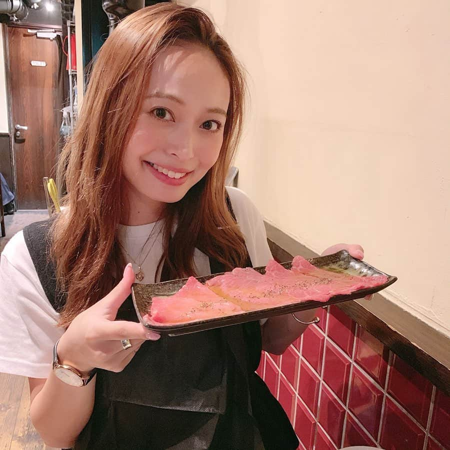 榊本麻衣さんのインスタグラム写真 - (榊本麻衣Instagram)「♡♡ . . この間行った"NIKU-AZABU"🥩😋 . . コース頼んだんやけど、 コスパ良すぎてびっくりした😳💗 . お肉13種類のコースで3,000円💋 . ご飯とかドリンクとかは別にしても 安すぎてびっくり🥺💓！！ お肉もいいお肉やし、 コースにしたら店員さんが全部焼いてくれて タレも全部説明してくれるし、凝ってる😍 . 個人的にマッシュルームのタレが好きやった🥰笑 . . 見てわかるいいお肉やし、 満足値がすんごい高い❣️ . 店舗いっぱいあるし、 絶対にまた行きたいお店🤤🤤💋 . . ※完全にプライベートでいってます🤭 単純にほんまに良いって思ったから みんなにおすすめしたい😘✨✨ . . #焼肉 #焼き肉 #ニクアザブ #ニクアザブ恵比寿 #肉麻布 #コスパ最高 #和牛 #a5ランク #肉寿司 #美味しい #食スタグラム #フォトジェ肉 #mai___food #肉 #恵比寿 #恵比寿グルメ #dinner #ディナー #グルメ」6月14日 20時25分 - maipipii