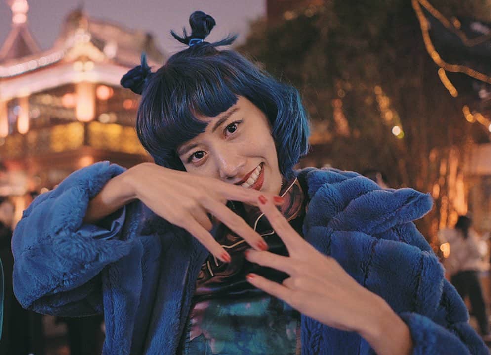 草野絵美のインスタグラム：「♥️SY🖖🖖♥️did you love the new song??? #linkinbio  嘘に誠重ねて耳から耳へとバラライカ〜アクセスラブは消えない信じてみようよプロバイダ〜実はアジアの純真へのアンサーソングだったりするのです😂 . .  #NEWWORLDBANZAI #新世界BANZAI #satelliteyoung #cyberpunkcity」