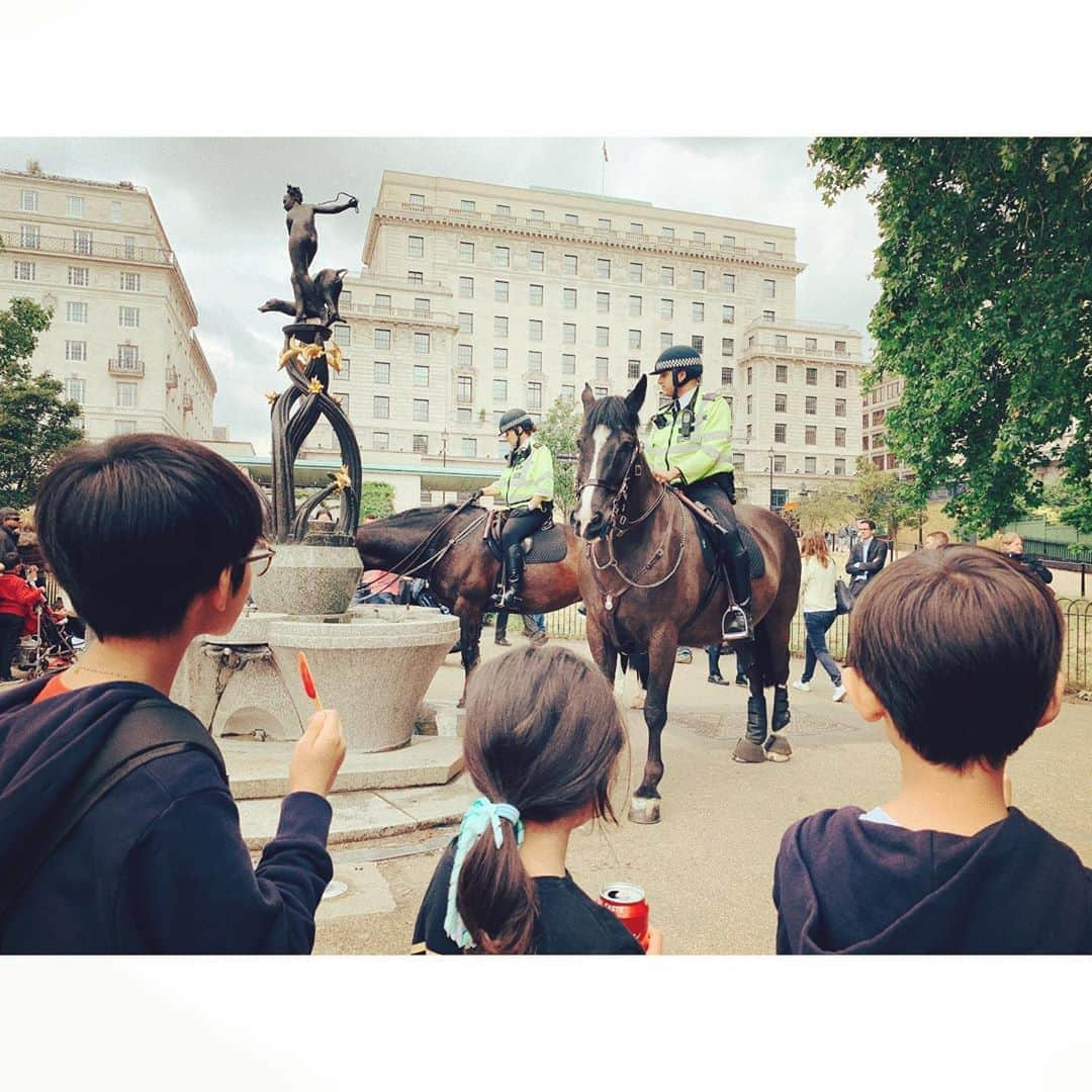 紗栄子さんのインスタグラム写真 - (紗栄子Instagram)「公園でアイス食べていたら、お馬さんがお水を飲みにきました。🐴 日本ではこんなこと無いのでみんな目が点w #london」6月14日 20時28分 - saekoofficial