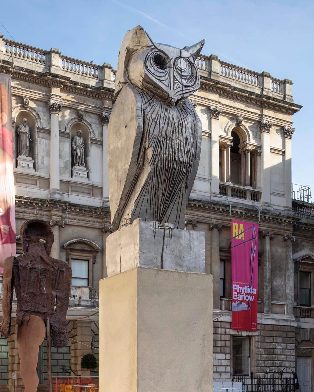 ガゴシアン・ギャラリーさんのインスタグラム写真 - (ガゴシアン・ギャラリーInstagram)「"Thomas Houseago's huge hybrid human/animal forms, in wood, plaster and bronze, their fragile folding appearance belying their heft, is the most compelling work to occupy the Annenberg Courtyard for years." —Jackie Wullschlager, Financial Times  Visit the courtyard of the Royal Academy to see Houseago’s sculptural works, which are featured as part of this year’s Summer Exhibition. Ranging from monumental to smaller-scale works, and in a variety of different mediums, Houseago’s sculptures simultaneously convey states of power and vulnerability. Find out more via the link in our bio! __________ #ThomasHouseago #RoyalAcademy #RASummer #Gagosian @royalacademyarts @thomashouseago  Installation views, Thomas Houseago's Annenberg Courtyard installation, Royal Academy, London. Artwork © Thomas Houseago. Photos: Lucy Dawkins」6月14日 20時28分 - gagosian