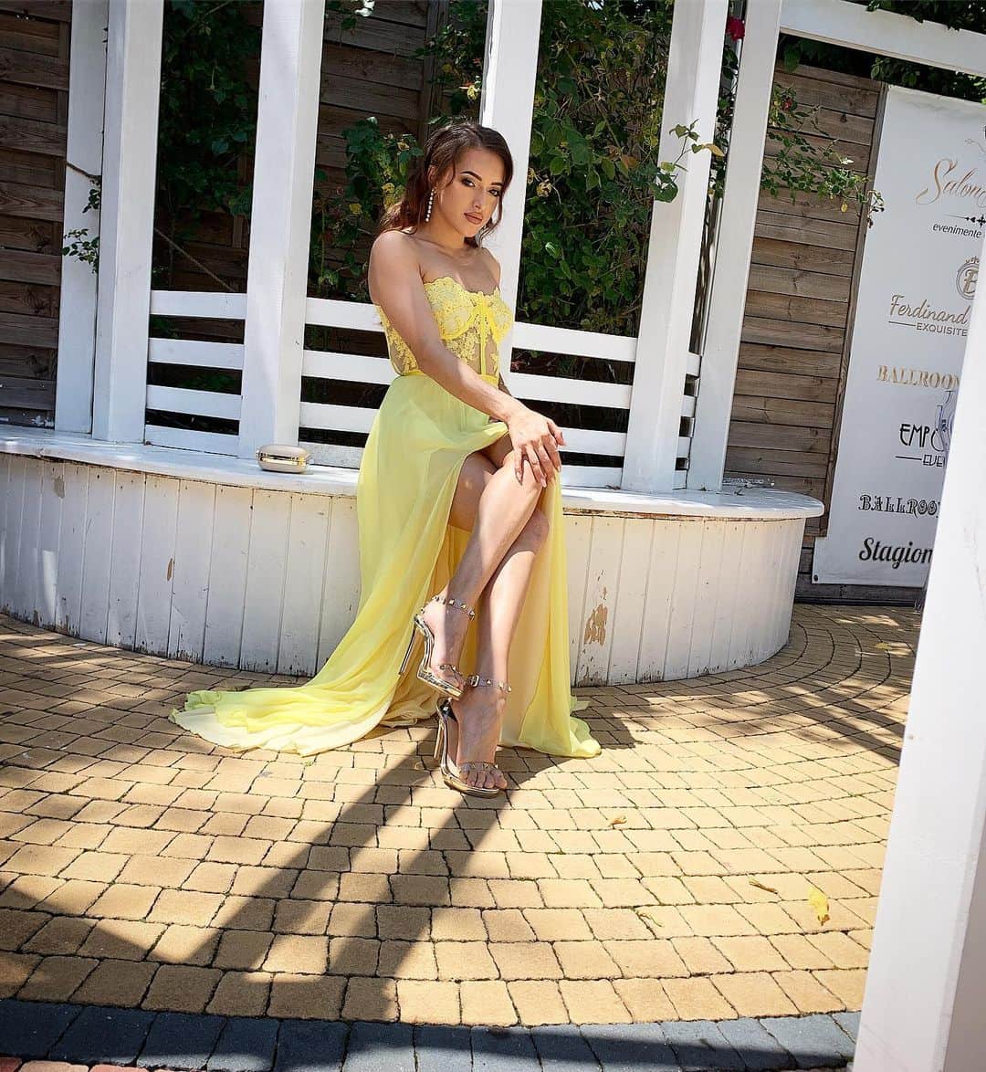 ラリサ・ヨルダケのインスタグラム：「Jumatatea mea❤️ #casaDePiatra @cky_razvan @valentina_r_iordache #totulMeu」