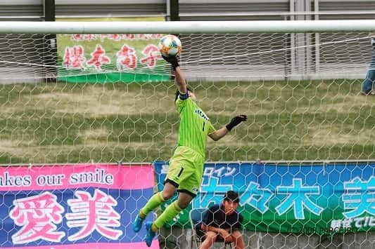 五嶋京香さんのインスタグラム写真 - (五嶋京香Instagram)「・2019/06/14  最年長、最古参の池ヶ谷選手Happy Birth Day🎉 チーム1うるさいと思うけどそれでみんなはいつも笑顔になってる！叱るとこは叱って楽しい事があればとことん笑って楽しんで🤣いつも笑わせてくれてありがとう⭐️ 明日はみんなで笑いあえるように頑張りましょう！⚽️ 池ヶ谷選手いい1年にして下さいね😁  #AC長野パルセイロレディース  #最年長  #最古参  #守護神  #背番号1  #池ヶ谷夏美」6月14日 20時31分 - kyoka.goshima