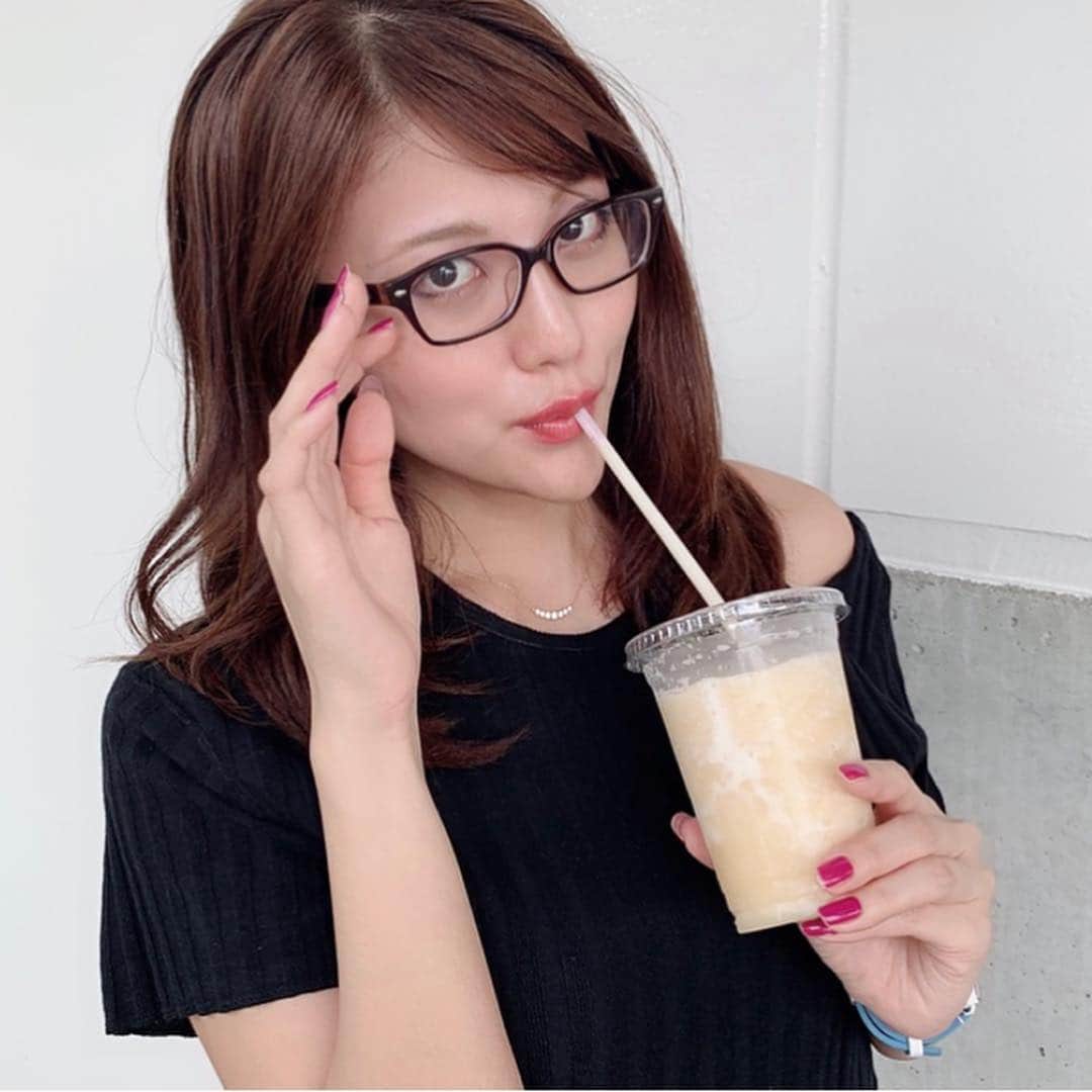神谷麻美さんのインスタグラム写真 - (神谷麻美Instagram)「#スムージー 🥤か #アイス 🍦 か #タピオカ 🥤か 日々どれを飲もうか悩みます…（/◎＼）ｺﾞｸｺﾞｸ💓💓💓 #メガネ女子 🕶 時計⌚ @nomonday_jp 💖」6月14日 20時37分 - asamice428