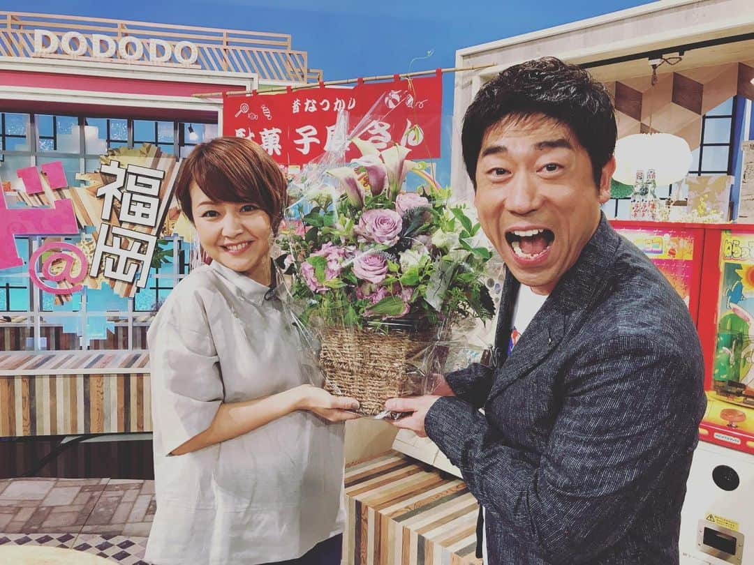 原口あきまささんのインスタグラム写真 - (原口あきまさInstagram)「NHK福岡「実感ドドド！＠福岡」生放送出演の為、ドドドっと、福岡に入り、ドドドっと、任務を果たして、ドドドっと、東京戻ってます。 久しぶりに中澤ネェさんとお会いできました。 #nhk福岡 #中澤裕子 #もうすぐ誕生日#お祝い花#俺の親父がリアル誕生日#どちらもおめでとうございます 電話しといた#山口詫矢#福地礼奈 #原口あきまさ」6月14日 20時38分 - akimasa_haraguchi