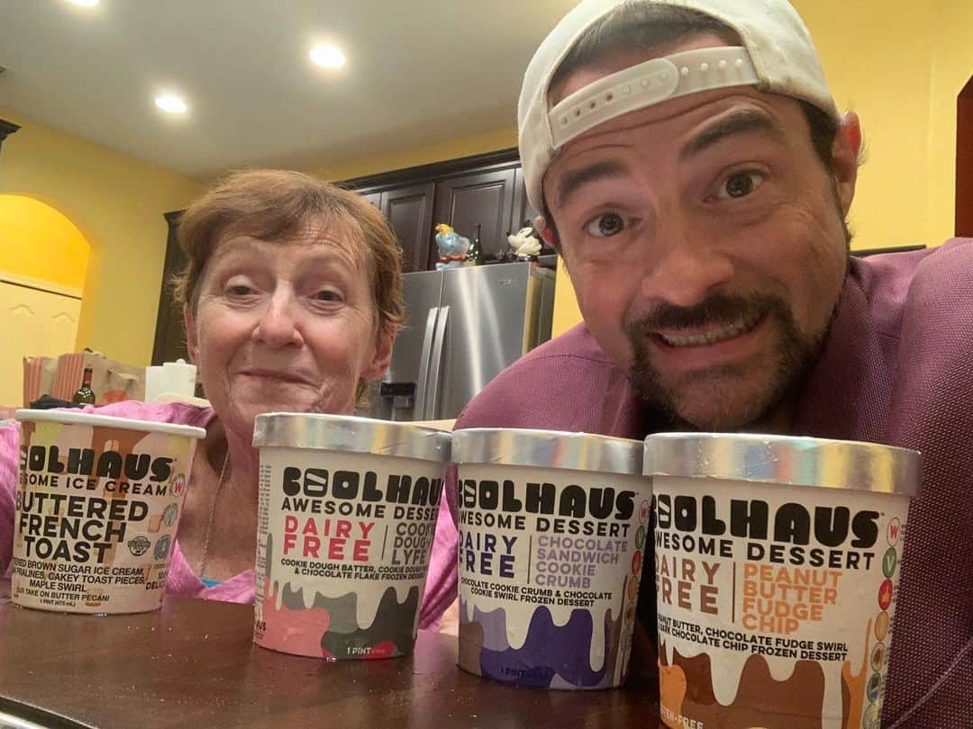 ケヴィン・スミスのインスタグラム：「I’m visiting Mom in Florida before her surgery, so we hit @luckysmarket and discovered that #California creamery @coolhaus came out with a #dairyfree line of frozen deserts! Mom enjoyed dairy-full French Toast and I had a one man plant-based sampling party, during which I sent pics to my Vegan guru @harleyquinnsmith and said “We can eat he most metal ice cream in the world again!” Thank you to the ladies of #coolhaus for thinking of us Vegans! This is *not* a paid ad: it’s all truth! Also: if you’re not a Vegan, please don’t get triggered by this info. Post heart attack, I can’t do animal products anymore - so I get ecstatic when I find tasty plant-based treats and wanna pass the info on to other folks like me, since the more people who support it, the better chance it’ll stick around. So this post is not a judgment about whether or not you are Vegan; it’s just a signal flare to folks who love non-dairy ice cream (which is delicious enough for non-Vegans too)! #KevinSmith #icecream #mom #vegan」