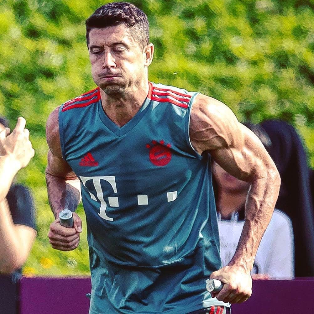 バイエルン・ミュンヘンさんのインスタグラム写真 - (バイエルン・ミュンヘンInstagram)「Sun's out, guns out! ☀💪 @_rl9 #FlashbackFriday #FCBayern #MiaSanMia #Bizeps #Workout #Muscle #Fitness #FitnessMotivation #Gym #packmas #💪 #SunsOutGunsOut」6月14日 20時42分 - fcbayern