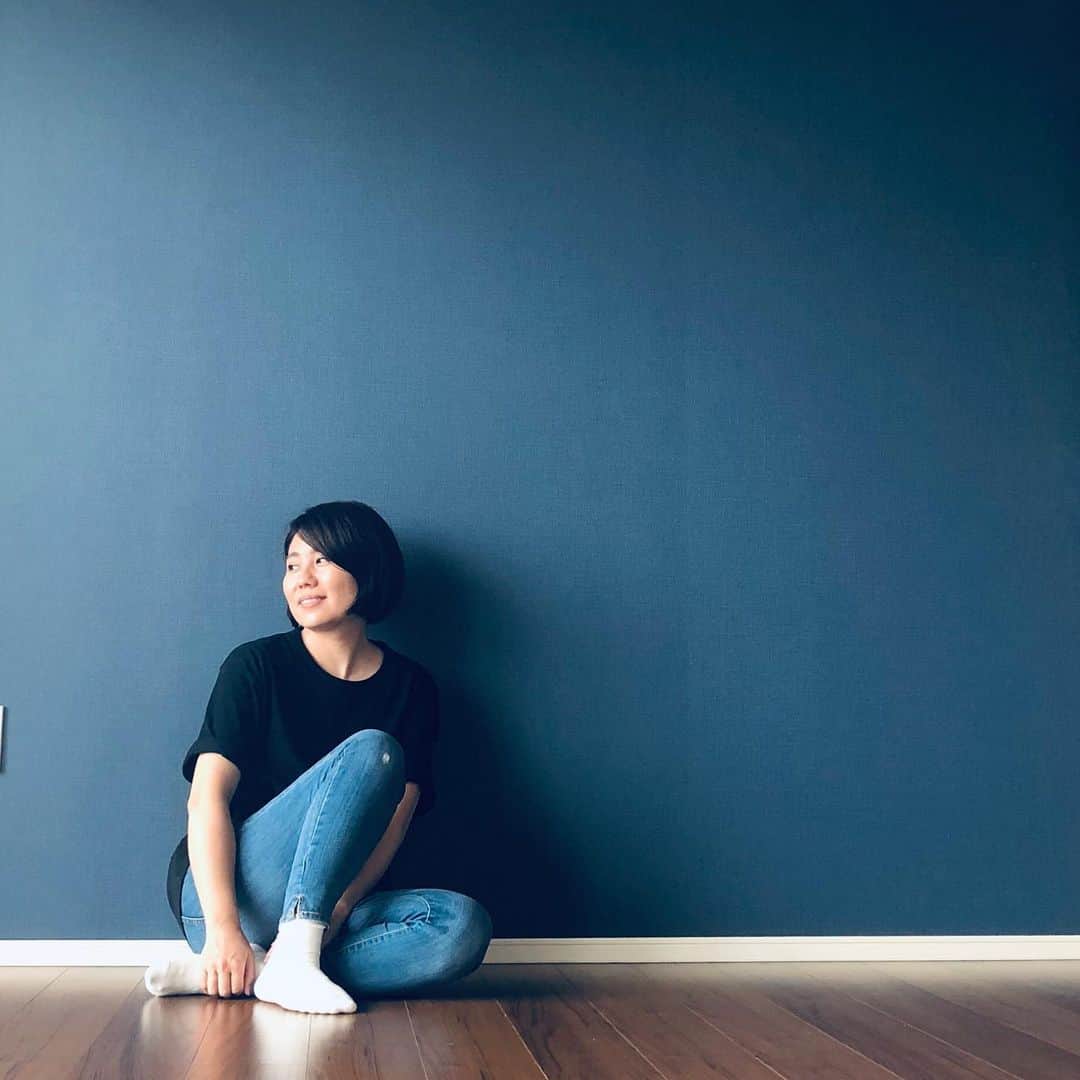 望月律子さんのインスタグラム写真 - (望月律子Instagram)「引っ越し☺︎❤︎ この忙しい時期に自宅の引っ越しをするという…なかなかハードなスケジュールをこなしております。 新居のリビングは壁を1面だけニュアンスのあるネイビーにしました。 家具が入る前に記念の一枚☺︎ #引っ越しって大変 #本当に終わらないかと思った #仕事と引っ越し準備でヘトヘト #引っ越し前は同じ町に19年間住んでいた #新しい場所へ #何かいい感じです」6月14日 20時42分 - ritsukomochizuki