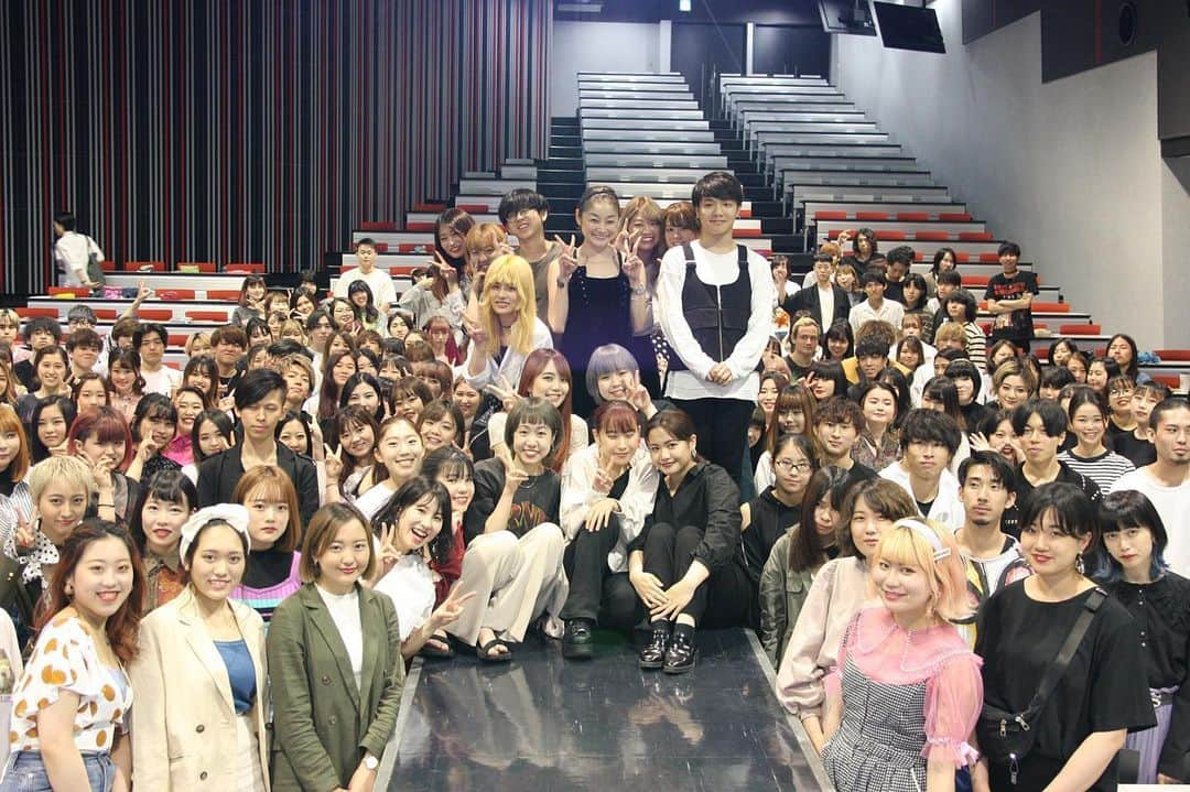 シトウレイさんのインスタグラム写真 - (シトウレイInstagram)「I'm really happy to share my passion of fashion through the lecture to the students of Nagoya Mode gakuen! Thank you for inviting me!  名古屋モード学園でのセミナー、沢山の学生のみなさんに聴いてもらえて嬉しかったー！ トレンドだったりファッションの情報はもちろんだけど、多分私がやるべきは 「ファッションは自由で楽しいもの！」 ってことを伝えることなんだと思ってます。 「ファッションもっと楽しみたーい！」てモチベーションでパンパンになっちゃうようなセミナーが出来るよう、もっともっと頑張りたいと思います。  まずはモード学園の先生の皆さま、今回は呼んでもらってありがとうございました！  #modegakuen #specialseminar #nagoya #reishito #lecture #fashin #モード学園 #スペシャルセミナー #次回は大阪モード学園！ #7月11日」6月14日 20時52分 - reishito