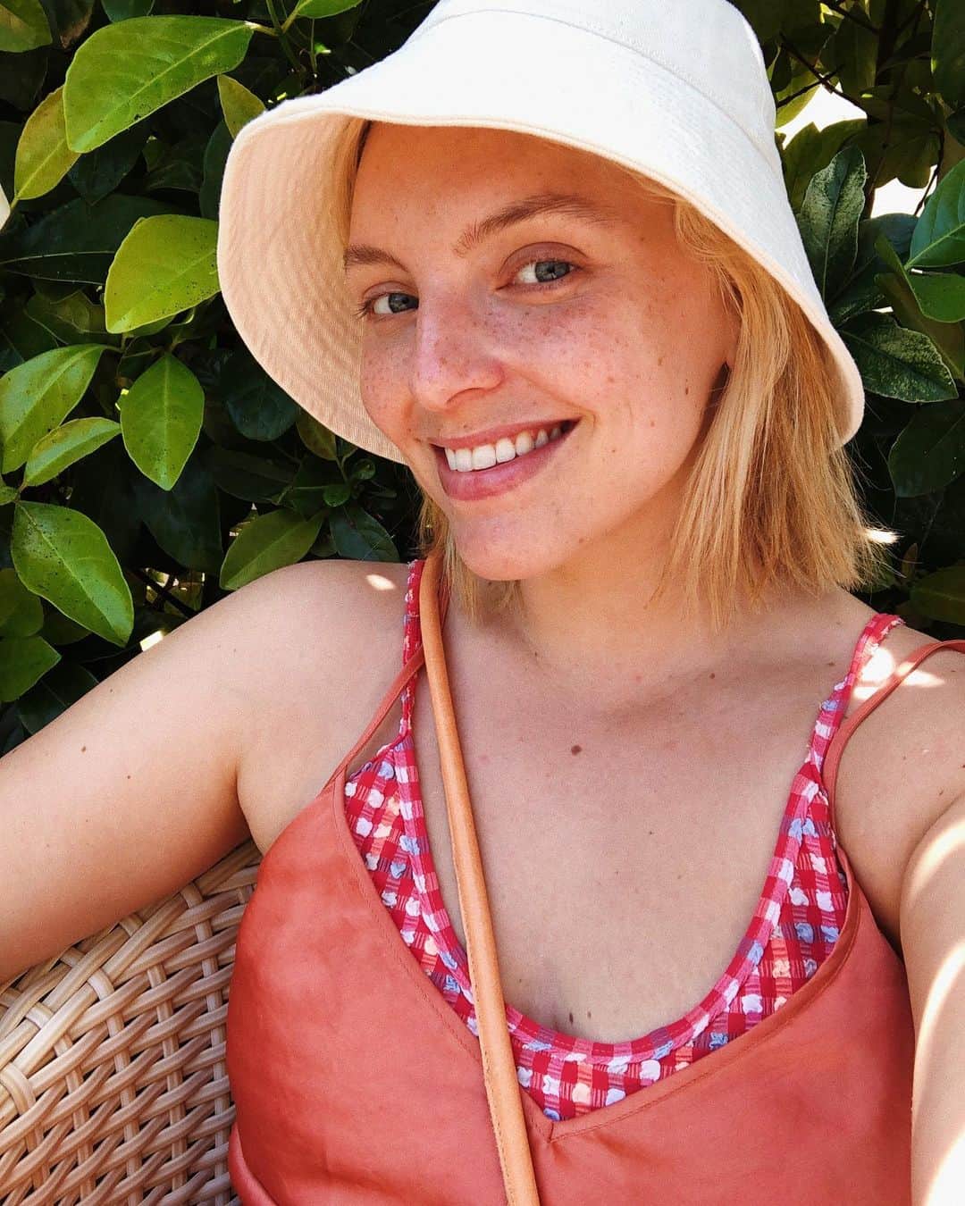 Estée Lalondeのインスタグラム：「Bucket hat season!! #ELwears」