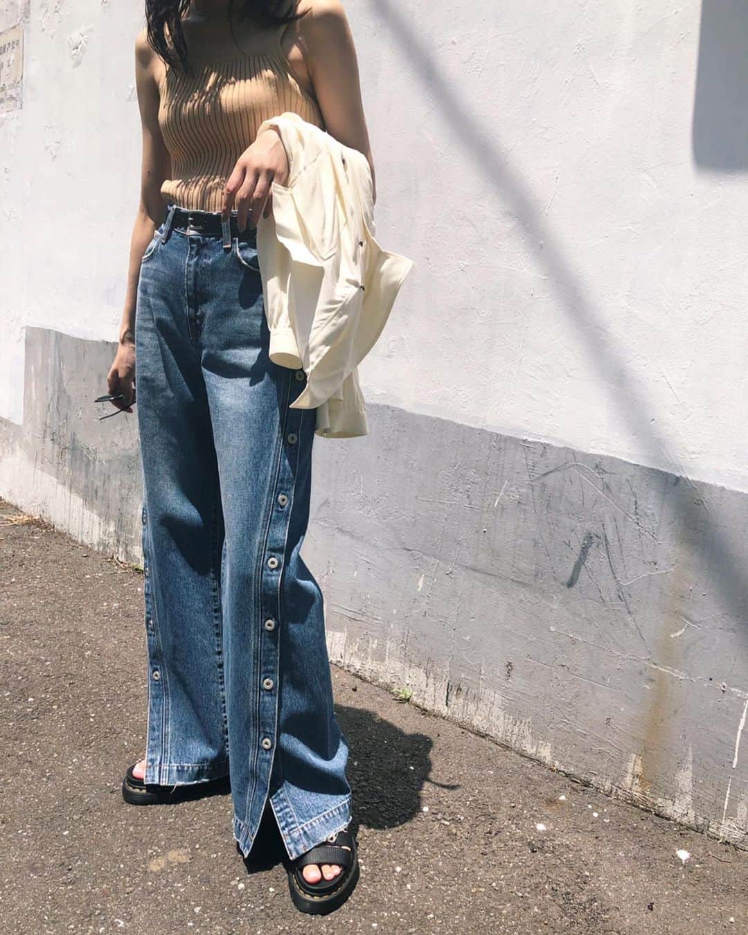 Shiho Sasakiのインスタグラム：「こういうずるっとルーズに履けるデニム大好物🤤 ボタンディテールがとっても可愛いので他のアイテムはシンプルにまとめたよ☝️ コーデの詳細はストーリーにUPしました💚 #MOUSSY#MOUSSYSNAP」