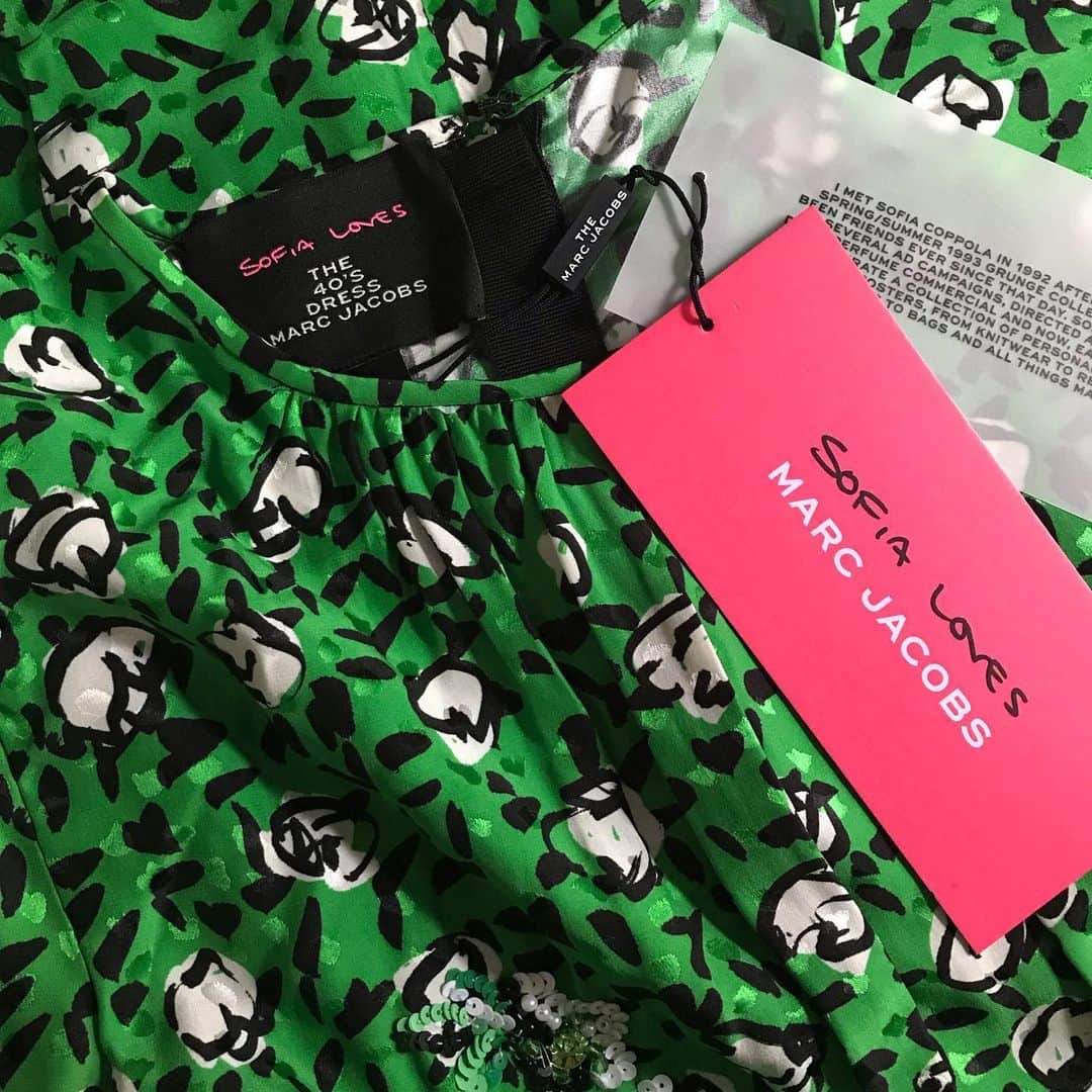 のインスタグラム：「Yesterday’s purchase... 💚🖤💚 #the40sdress #THE #themarcjacobs #sofialoves #sofiacoppola @themarcjacobs」