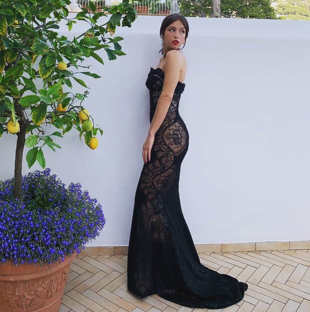 アレクシマビーユのインスタグラム：「Divine Adele Exarchopoulos @adeleexarchopoulos wearing @alexismabille Haute Couture @bulgariofficial party in capri styled by @camilleseydoux ❤️ thanks for the glamour #lace #sexappeal #vavavoom #dolcevita #adeleexarchopoulos #alexismabille #murmaiddress #blacklace #voluptuous #beauty #capri #bulgari  #femininity」