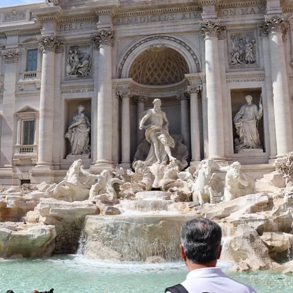 朝日放送「朝だ！生です旅サラダ」さんのインスタグラム写真 - (朝日放送「朝だ！生です旅サラダ」Instagram)「@micahirose ローマを旅立つ前... 最後はやはり、#トレヴィの泉 ！！ 大きすぎて、全体が撮れませんでした💦笑 そして、ものすごい人が集まってましたよぉ！！ 泉に背を向けてコインを投げると、 もう一度ローマに来ることが出来るという 、#コインの伝説 があるんですよ(๑˃̵ᴗ˂̵) 私もしっかり願いを込めて、投げてきました♬ ありがとう、ローマ✨#また会う日まで 〜✨ _ #Fontana di Trevi #噴水の前 #ローマ来訪 #願いを込めて #コインを投げる #また来ます #ローマ  #Rome #イタリア #Italy _ #ABCテレビ #朝日放送テレビ #朝だ生です旅サラダ #土曜朝 #8時 #旅サラダガールズ  #広瀬未花 #海外 #旅 #travel #trip」6月14日 20時47分 - tabisalad
