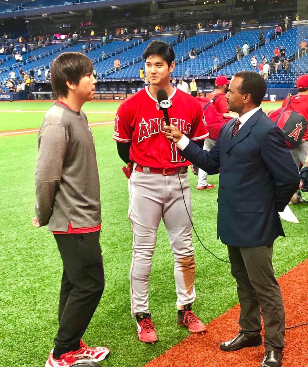 福田太郎のインスタグラム：「⚾︎ 大谷翔平選手、やりました🔥 偉業、サイクルヒット！ メジャーの日本人選手として初、 エンゼルスでもトラウト選手以来 ８人目の快挙です⚾️ ⠀ 専属ブロードキャスター、 マイフレンドのホゼモタ氏も いつも以上の大興奮で連絡をくれました🕺🏽 ⠀ #大谷翔平 選手 #shoheiohtani  #サイクルヒット とは ヒット、ツーベース、スリーベース ホームランを全て放つこと🏟  写真提供 special thanks to @josemota05 @foxsportswest #losangelesangels “It’s always fun to visit with American League Rookie of the Year Shohei Ohtani and share it with the wonderful Japanese fans” “What an amazing display of power by Shohei Ohtani, my absolute respect and admiration”  ヒーローインタビューには一平さんも登場！ 元気そうな姿を見られるのは、もう１つの楽しみです。 大谷選手、すっかり英語を理解しているみたい！笑 #エンゼルス #ippeimizuhara #水原一平 通訳 #lovefighters #losangeles #angels #shotime」
