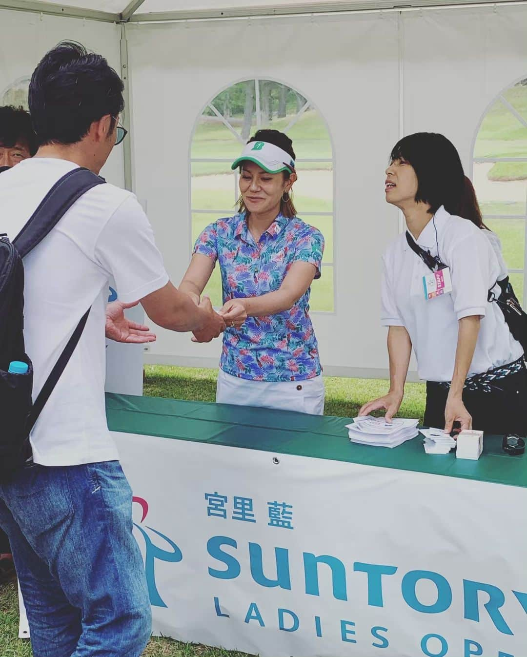 宮里藍さんのインスタグラム写真 - (宮里藍Instagram)「本日無事にオリジナルカードの抽選会終了しましたー！😆✨400人を二回、計800人の方に直接お渡しする事が出来ました！抽選会に参加してくださった皆様、本当にありがとうございました😭❤️小さなお子様連れで来てくれた方もいて、その子供達にとてつもなく癒されました。。ゴルフ場に来たことは、あまり覚えてないかもしれないけど、でもそれでも沢山遊んで帰ってくれるだけでも嬉しい限りです！明日はお天気が心配ですが、やれる事をしっかりとやります！！！💪✨#宮里藍サントリーレディスオープン2019  #抽選会 #参加してくれた皆様ありがとうございました #ハイタッチ #可愛かったぁ☺️ I gave 800 of my original cards to the fans today!!! Thank you for participated in the lottery:)) I always love to see little fans☺️❤️❤️❤️ #aimiyazatosuntoryladiesopen2019 #littlefans #myheart❤️」6月14日 21時01分 - ai_miyazato