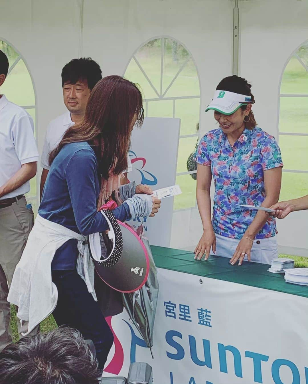 宮里藍さんのインスタグラム写真 - (宮里藍Instagram)「本日無事にオリジナルカードの抽選会終了しましたー！😆✨400人を二回、計800人の方に直接お渡しする事が出来ました！抽選会に参加してくださった皆様、本当にありがとうございました😭❤️小さなお子様連れで来てくれた方もいて、その子供達にとてつもなく癒されました。。ゴルフ場に来たことは、あまり覚えてないかもしれないけど、でもそれでも沢山遊んで帰ってくれるだけでも嬉しい限りです！明日はお天気が心配ですが、やれる事をしっかりとやります！！！💪✨#宮里藍サントリーレディスオープン2019  #抽選会 #参加してくれた皆様ありがとうございました #ハイタッチ #可愛かったぁ☺️ I gave 800 of my original cards to the fans today!!! Thank you for participated in the lottery:)) I always love to see little fans☺️❤️❤️❤️ #aimiyazatosuntoryladiesopen2019 #littlefans #myheart❤️」6月14日 21時01分 - ai_miyazato