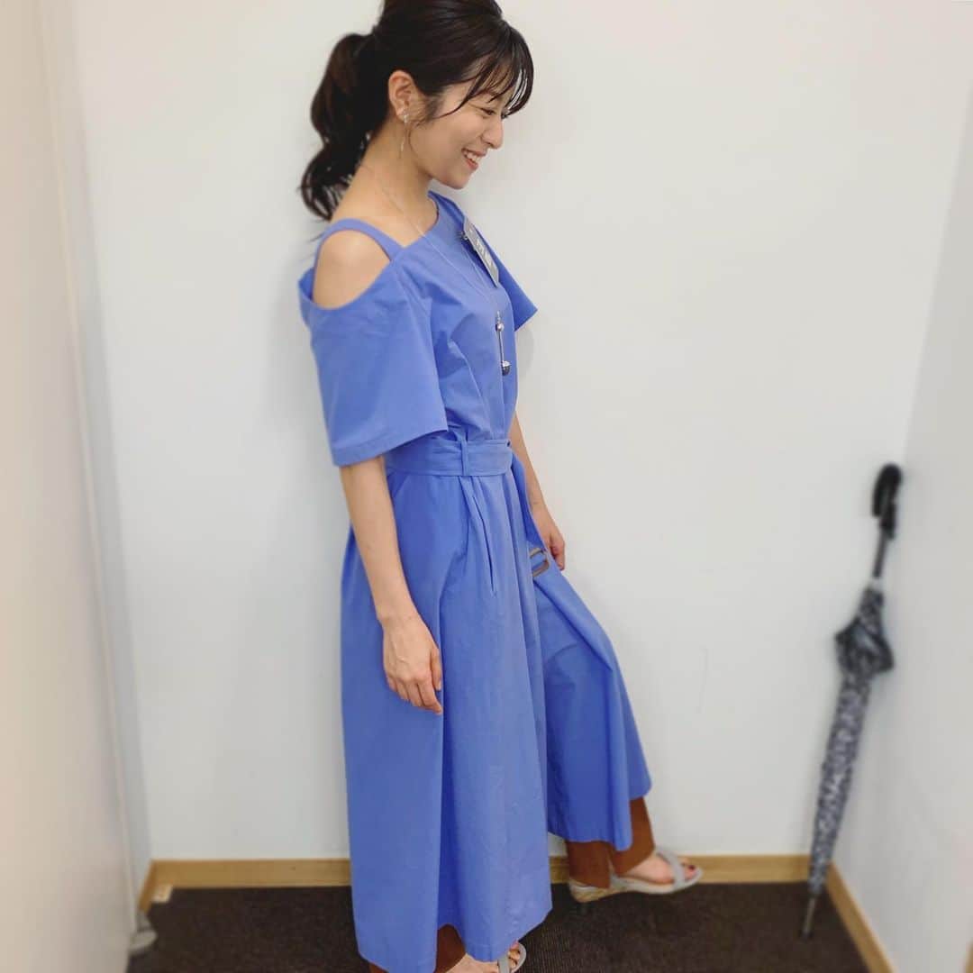 三倉茉奈さんのインスタグラム写真 - (三倉茉奈Instagram)「あ、衣装こんな感じでした。 @rosebud_official_  片方だけ肩が出てるブルーのワンピースに、パンツとサンダルを合わせました☺︎最近、片方の肩だけ出てるTシャツとかワンピース多いよねーー！好き。 私も最近、何枚か買った😎  #衣装」6月14日 20時55分 - mana_mikura_official