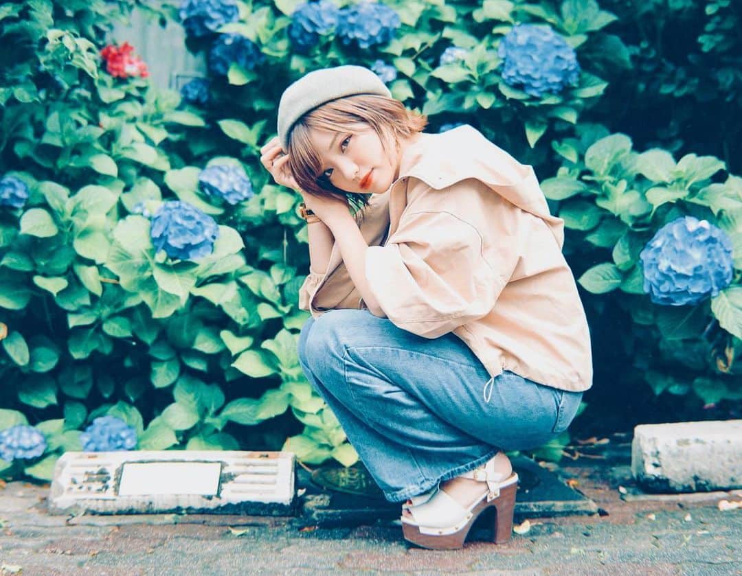 のインスタグラム：「お久しぶりです！ こちら、とある日のみきでりです🐸💠☔️ ㅤ ㅤ 勝手に商品紹介(o˘︶˘)/笑 ハイウェストデニムは @beep_ss のもの👖 形可愛い&色も可愛い💯✨ ㅤ ㅤ よく聞かれるネックレスは金属アレルギーの私に嬉しい、 ステンレス製のアクセがある、@treyclovertk だよ♣️ ㅤ ㅤ その他のものはネットやモールで たまたま出くわした半額になってたアイテムたち😂笑笑 梅雨になるとなおさらネットショッピングが捗る笑 ㅤ ㅤ ㅤ ㅤ ㅤ ㅤ ㅤ ㅤ #サロモ #ショート女子#梅雨#ショートボブ #夏コーデ#サロンモデル#ボブ#ショートカット #アクセサリー #韓国ファッション #デニム#ショートヘア #デニムパンツ #デニムコーデ #ベレー帽#ヒール#紫陽花#大人カジュアル #撮影モデル#おちびの輪 #ジーンズ #ハイウエストデニム #インフルエンサー #カジュアルコーデ #大人可愛い #ポートレート #ポートレートモデル #ボーイッシュ #オシャレさんと繋がりたい」