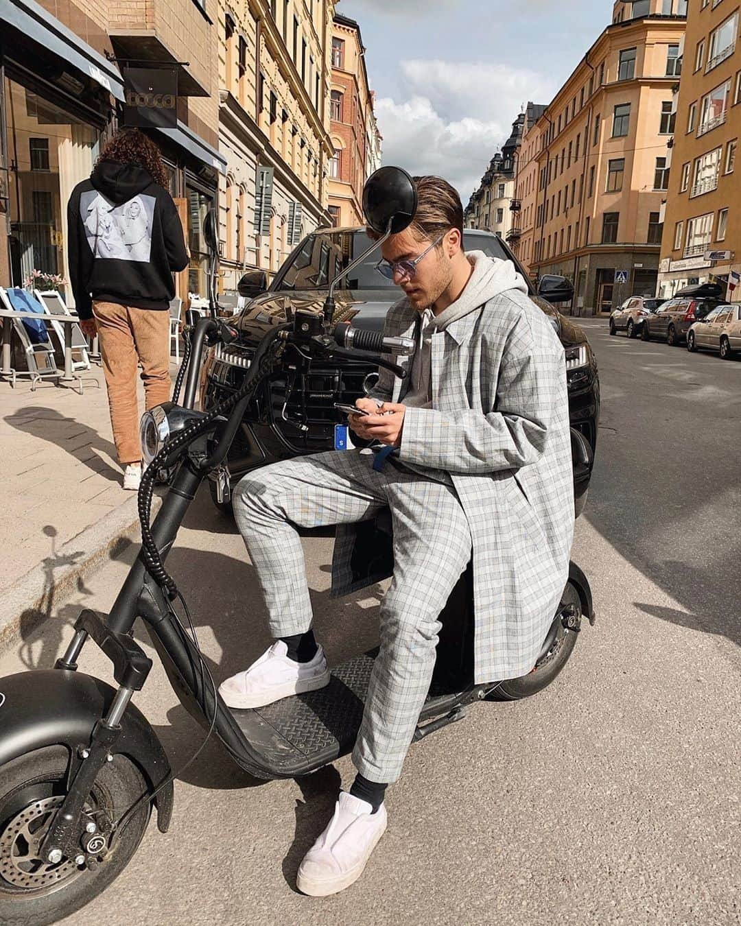 ASOSさんのインスタグラム写真 - (ASOSInstagram)「Ever stopped to pose on a scooter that's not yours? Don't lie 😅 🔎 ASOS WHITE tapered trousers co-ord (1342153)」6月14日 21時10分 - asos