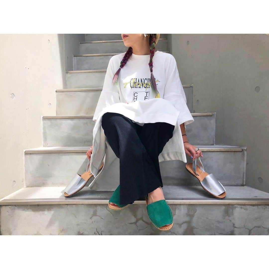 のインスタグラム：「【STELLA MARIS】﻿ ﻿ スペインのシューズブランド。﻿ 豊富なカラー展開と素材使いで、トレンド感のあるシューズを展開。﻿ インソールもクッション性があり履きやすいのが特徴です。﻿ カラフルな5色展開で、夏のスタイリングにもマッチ◎。﻿ ふわふわのインソールが履き心地も抜群な1足です。﻿ ﻿ ﻿ ■フラットサンダル﻿ #6019157015﻿ ¥6,900+Tax﻿ ﻿ ﻿ #ローズバッド ﻿ #ROSEBUD﻿ #ROSEBUD19ss」