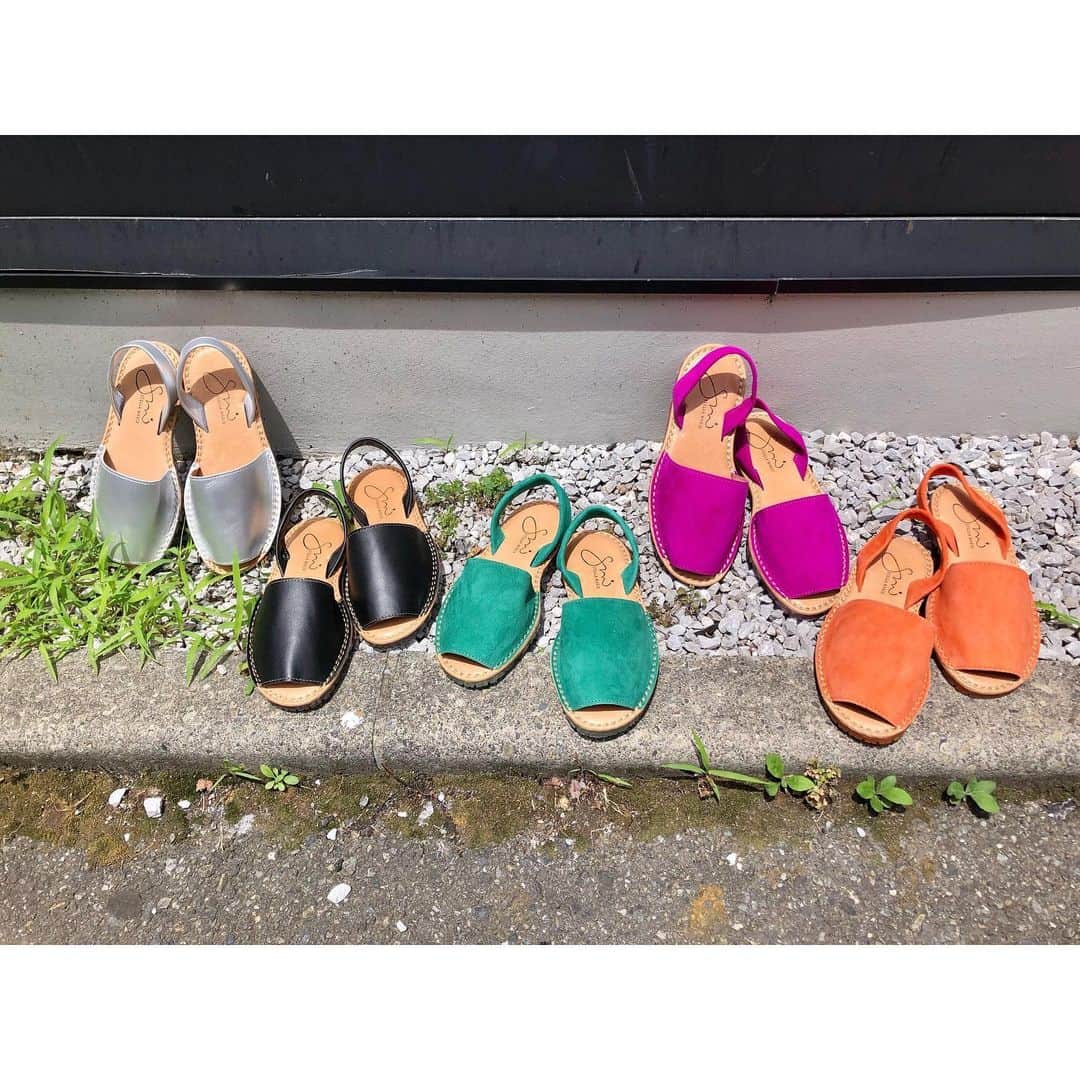 のインスタグラム：「【STELLA MARIS】﻿ ﻿ スペインのシューズブランド。﻿ 豊富なカラー展開と素材使いで、トレンド感のあるシューズを展開。﻿ インソールもクッション性があり履きやすいのが特徴です。﻿ カラフルな5色展開で、夏のスタイリングにもマッチ◎。﻿ ふわふわのインソールが履き心地も抜群な1足です。﻿ ﻿ ﻿ ■フラットサンダル﻿ #6019157015﻿ ¥6,900+Tax﻿ ﻿ ﻿ #ローズバッド ﻿ #ROSEBUD﻿ #ROSEBUD19ss」