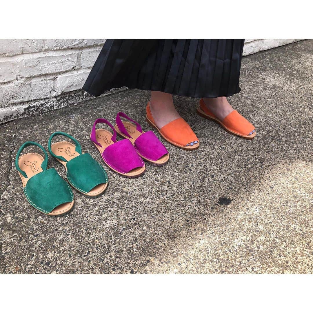 のインスタグラム：「【STELLA MARIS】﻿ ﻿ スペインのシューズブランド。﻿ 豊富なカラー展開と素材使いで、トレンド感のあるシューズを展開。﻿ インソールもクッション性があり履きやすいのが特徴です。﻿ カラフルな5色展開で、夏のスタイリングにもマッチ◎。﻿ ふわふわのインソールが履き心地も抜群な1足です。﻿ ﻿ ﻿ ■フラットサンダル﻿ #6019157015﻿ ¥6,900+Tax﻿ ﻿ ﻿ #ローズバッド ﻿ #ROSEBUD﻿ #ROSEBUD19ss」