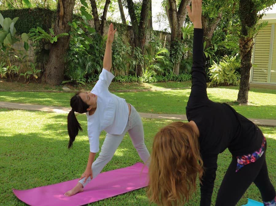 石井美音奈のインスタグラム：「こないだヨガ体験したよ🧘‍♀️ ずーと前からしてみたいとは思ってたんだけど、そしたらなんとその機会があったの🤭 I’m happy 😆  思ってた通り楽しすぎて、先生も優しくてハマっちゃいました❤︎ 芝生でするヨガは憧れだったので こんな場所日本にもないかなーー🙄🙄 あったら是非教えて下さいね🤲🏻 まずは一人で教わったことを続けてみます！！！！ #留学 #philippines #セブ島 #フィリピン #AHGS #アーグス #ネスグローバル #yoga #ヨガ」