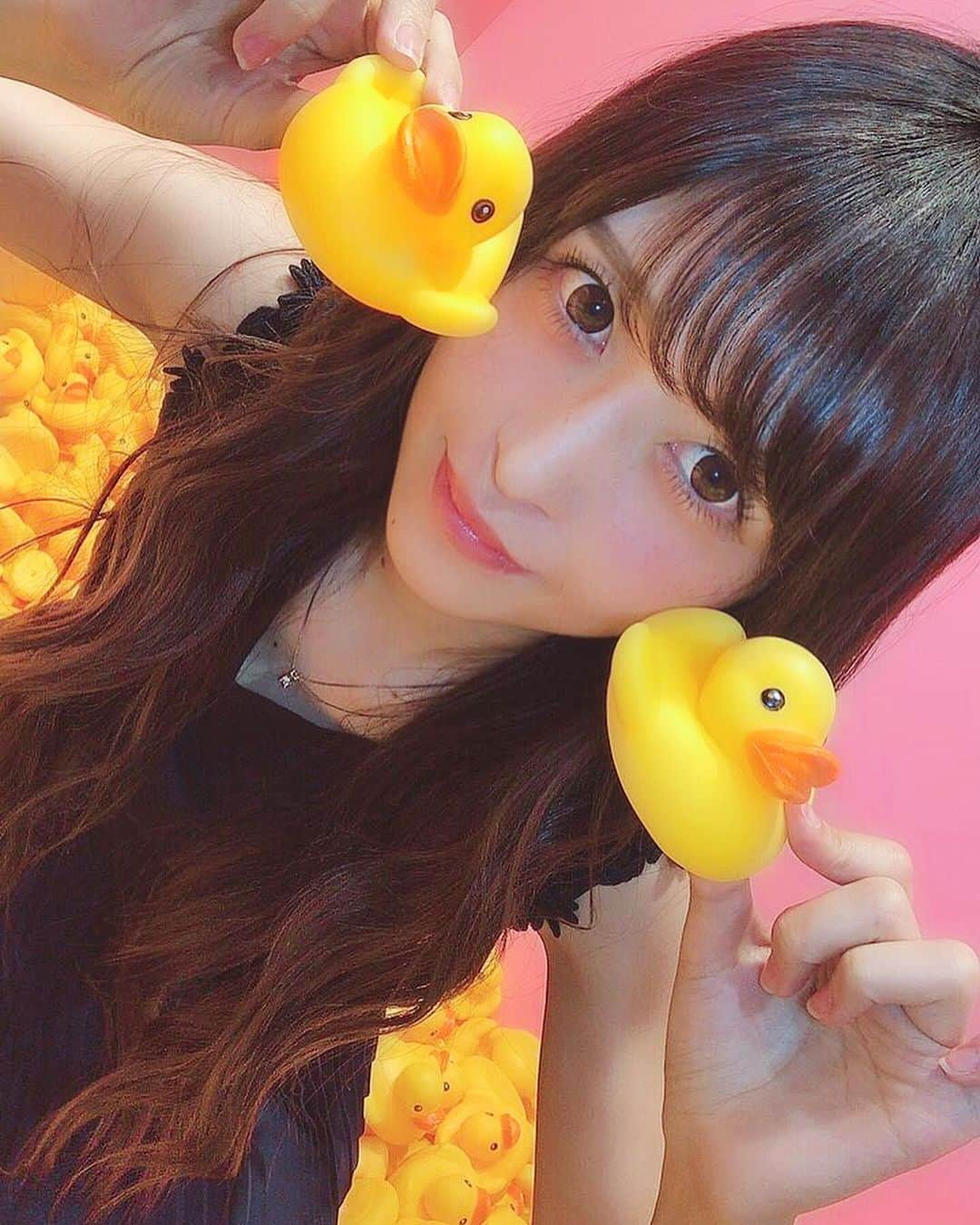 ぴちゅさんのインスタグラム写真 - (ぴちゅInstagram)「🐤ぴ？？？ . . . いいねもし多かったら他画像もUPしようと思います…🥺‼️ （実は、いっぱい撮りました📹♡） 画像ダブルタップお待ちしております。 . . . ひよこのプール入ってみました。 沢山のひよこが ぴーぴー鳴いていました。（私が動く度に） ひよこ可愛かったです。 . ※追記 あひるですよ！とご指摘頂きました。勘違いすみません… . ちなみにここ、まさかの羽田空港の中です✈️ 前回ぶりのVINYLMUSEUM先日行きました🥰大好きな妹ちゃんと😍この前も数時間電話してたよん📞¨̮ チアのボンボン可愛い。こういうのが似合う女の子になりたかったです。本当に。 . . 続き 👇🏻 ーーー ※去年の浴衣動画🎥UP TikTokアプリでpichu921🔍検索しフォローしてみてね ３１,０００名フォロワー感謝です… ーーー MVPについてを１４こ前、 実は…‼️という告白、【胡散臭くSNSで演じる理由】【ぴちゅの由来】を１９こ前投稿に 【人に怒りたい時、の相談回答】を２１こ前投稿に書きました⚠️ ーーー ※フォロー✅いいね、コメントお願します！ ※実際の私❌、🚹異性、恋愛💝、お酒、💰お金等よく頂く質問は プロフ下ハイライトのタイトル【❌🚹🍺質問回答こちら】へ Twitter→@pichu921 フォローを…！ ーーー 👇🏻 ネイビーワンピ レッセパッセ♡ . キャスティングや宣伝担当番組については⬇︎ . . 👉🏻プロフィール右上の🔻押して 【投稿のお知らせをオン🔔にする】 押して頂けたら嬉しいです。 . . 今中途採用強化中です。正社員として勤めております AbemaTV、サイバーエージェント、テレビ局や番組、広告や宣伝本部、IT等ご興味お持ちの方↓ご確認後DMを… . . ✅Twitterはブスと気付き名を付けた、等名の由来や非公開写、ダイエット記載中 👉🏻@pichu921 を押しプロフリンクから飛べます。 又はツイッターで@pichu921検索しフォロお願します…！ . . ⚠️動画４００万、 ⚠️sns計１３万フォロワーの皆様いつも感謝です… . . ↑のうち以下SNSフォローお待ちしております。 ☑３.４万人→このインスタ ☑２.７万人→‭https://twitter.com/pichu921‬ かpichu921検索を ☑️３.２万人TikTok→pichu921🔍検索しフォローを…変顔動画ばかり💩 ２００万再生こえました。感謝です。 http://vt.tiktok.com/WbS35/ ☑１００万YouTube→‭http://bit.ly/2e27a5K‬ YouTube→ぴちゅでチャンネル登録を…すっぴんや整形風メイク等期間限定公開中 ☑経歴→‭http://amba.to/1ROUeJ1‬ ☑️Facebook→脇山はるか . . この写真にダブルタップ、いいねとコメント頂けると大変嬉しいです。返信お待ち下さい。 （１～７１．７６．８０．８３．８７．９１．９３．９５．１０３こ前の投稿２００～５００コメント感謝です※返答込 . ※番組出演ご興味お持ちの方ツイッターご確認後DM✉を…！募集中。 地上波含め２０番組程キャスティングをさせて頂いており（過去含）番組に合わせてご返答致します（事務所所属の方はご担当者様へご連絡致します。年制限無） . 普段AbemaTV サイバーエージェント社員で広報等宣伝本部の﻿﻿﻿﻿ 番組キャスティングと宣伝担当しております。会社で頂いた﻿﻿﻿﻿ 🏅ＭＶＰ🏅や賞は７．１５．３８．４７～５１．５６．８８．９７．９９．１３５こ前画像文ご覧下さい 中途採用や会社に興味お持ち下さった方ツイッター【ぴちゅ @pichu921】やFacebook【脇山はるか】にメッセを… 先日出演させて頂いた番組視聴下さった方感謝です . ーー ※よく頂く質問※ ①趣味→SNS＆貯金＆相談乗らせて頂く事 SNS：外内面の魅力＆人脈ない者がぴちゅと名付け自己ブランディング行うとどれだけ数値持てるだろう 己を実験台としtwi開始。SNSでの実験が趣味 貯金：節約貯金将来の為行っています 高価な品興味なくご飯も基本朝しか食べずお酒も嫌で基本飲まず己にお金使いません。合コンも行った事なく仕事外で異性と会う事滅多にありません🚹 . ②会うと言われる事は？→想像と真逆 それ以外はプロフィール下の〇のハイライト 【❌🚹🍺質問回答はこちら】へ ーー ネット上胡散臭くてご免なさい。実物どぶねずみです ➖12㌔達成 . #VINYLMUSEUM#ビニールミュージアム#羽田空港#インスタ女子#hanedavm#プール#RWC2019#rwc2019_moment#iNSPiC使ってみた#ヘアスタイル#ロングヘア @canonmj_inspic @vinyl_museum #ラガールVM#インスタグラマー#インフルエンサー 全て異なります#自撮り女子#レッセパッセ#いいね返し#いいね歓迎#laissepasse#laissepasseroom#pool#poolside#swimwear#swimsuit#swimwear2019#水着 きたい#プールサイド#アヒル#ひよこ」6月14日 21時09分 - pichu921