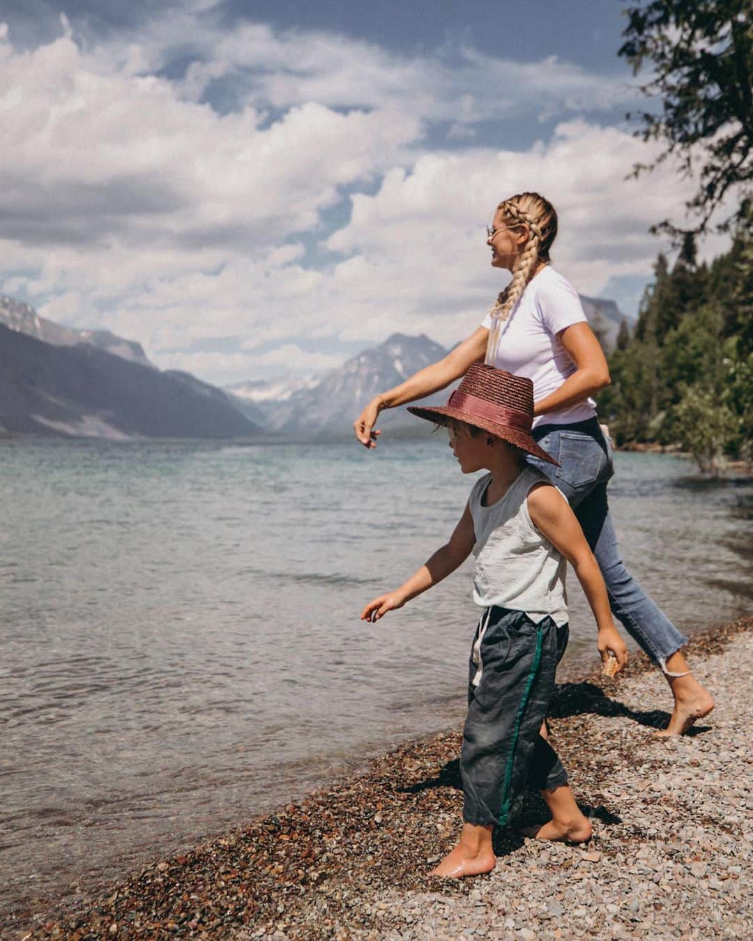 Amber Fillerup Clarkさんのインスタグラム写真 - (Amber Fillerup ClarkInstagram)「Such a fun trip! Hiking, boat rides, hanging at the lake, and eating lots of food 👌🏻 it’s so beautiful here and you all who recommended Sweet Peaks ice cream were right about how good it is 😋 the rental we all stayed at @bigmountainhaus is offering you guys 5% off your total if you book with code AMBER5 💓💓 #gifted (just realizing I’m kissing someone in 3 out of the last 4 pictures 😆😚)」6月14日 21時11分 - amberfillerup