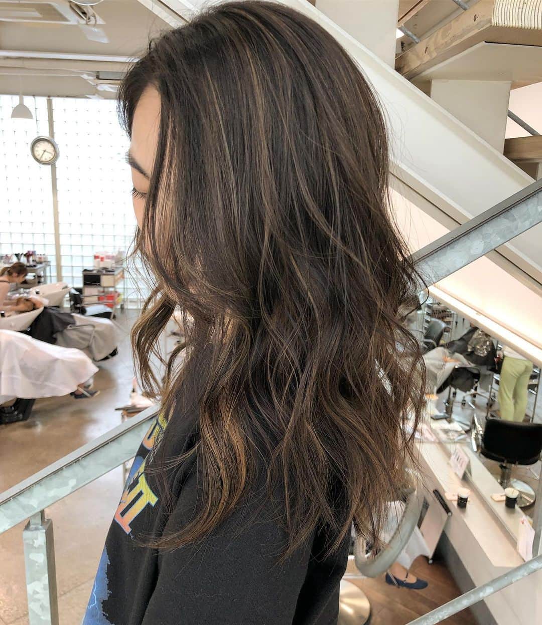 のインスタグラム：「【超リアル海外ヘアー / バレイライト】 海外志向なお客様へ. 一回のブリーチでベージュな仕上がり希望のお客様！ #SHIMA#ハイライト#バレイライト#バレイヤージュ#海外ヘアー」